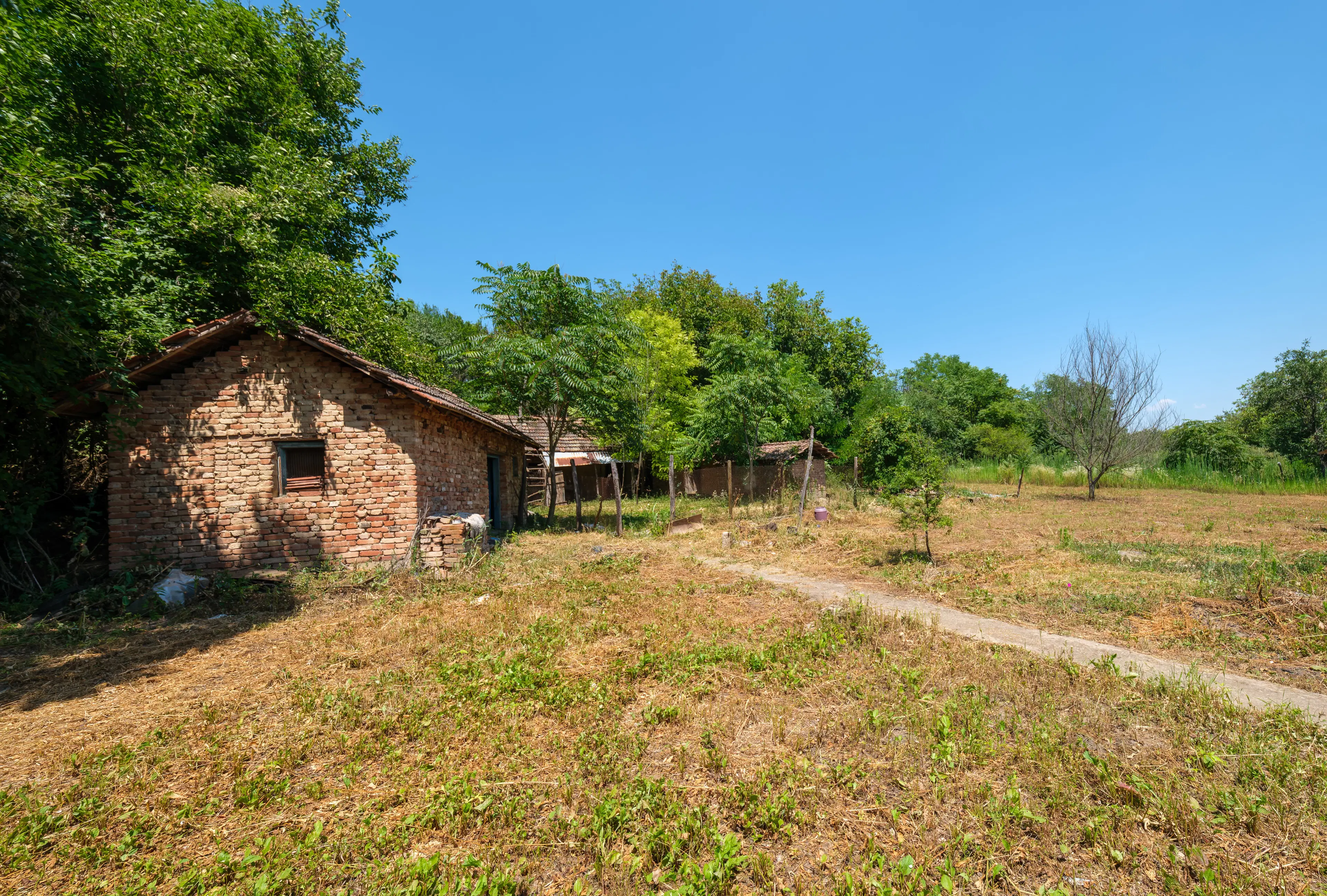 Woning met 2 verdiepingen, 1.597 m2 grond en bijgebouwen in Galovo - Bulgarije