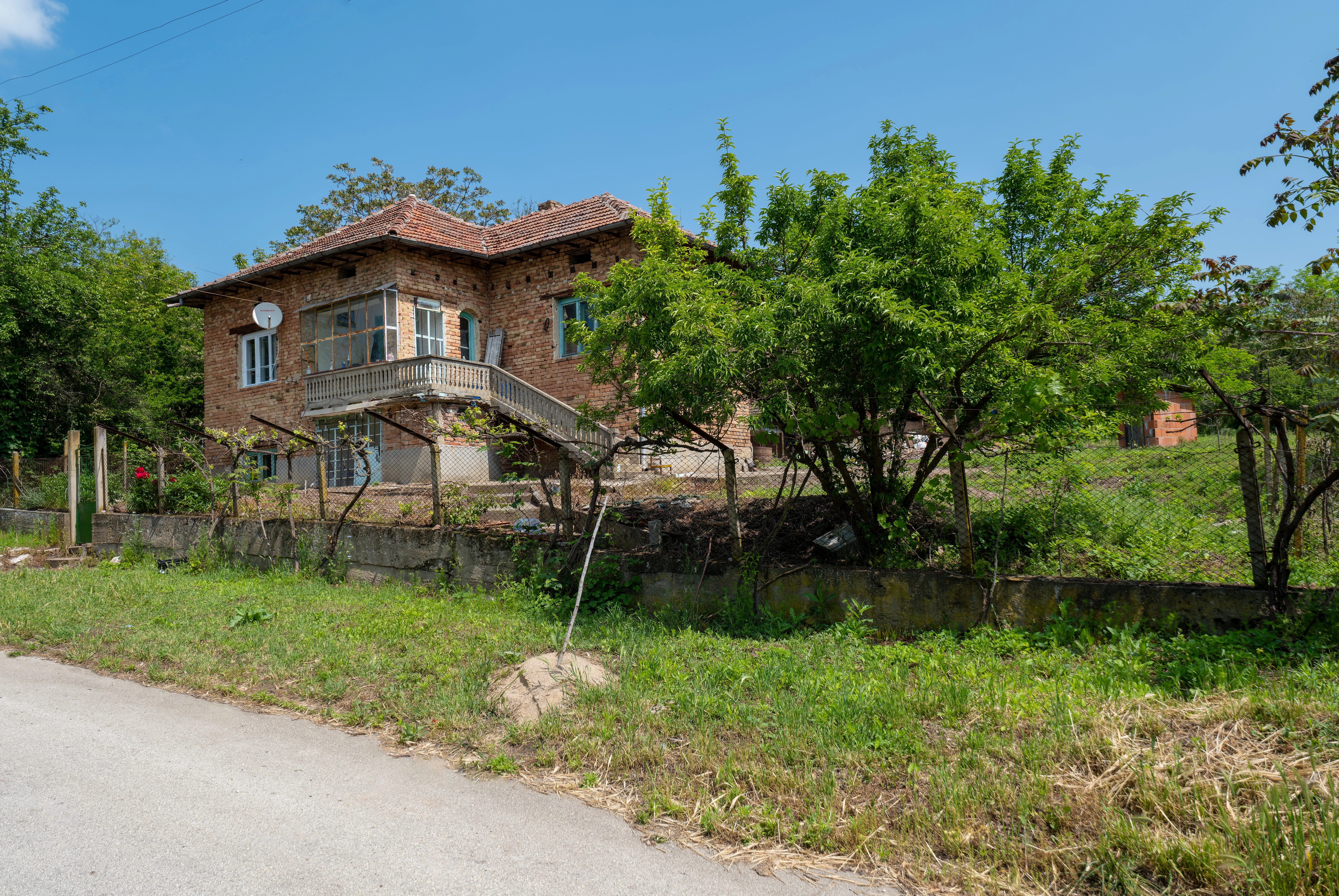 Woning met 2 verdiepingen, 1.597 m2 grond en bijgebouwen in Galovo - Bulgarije