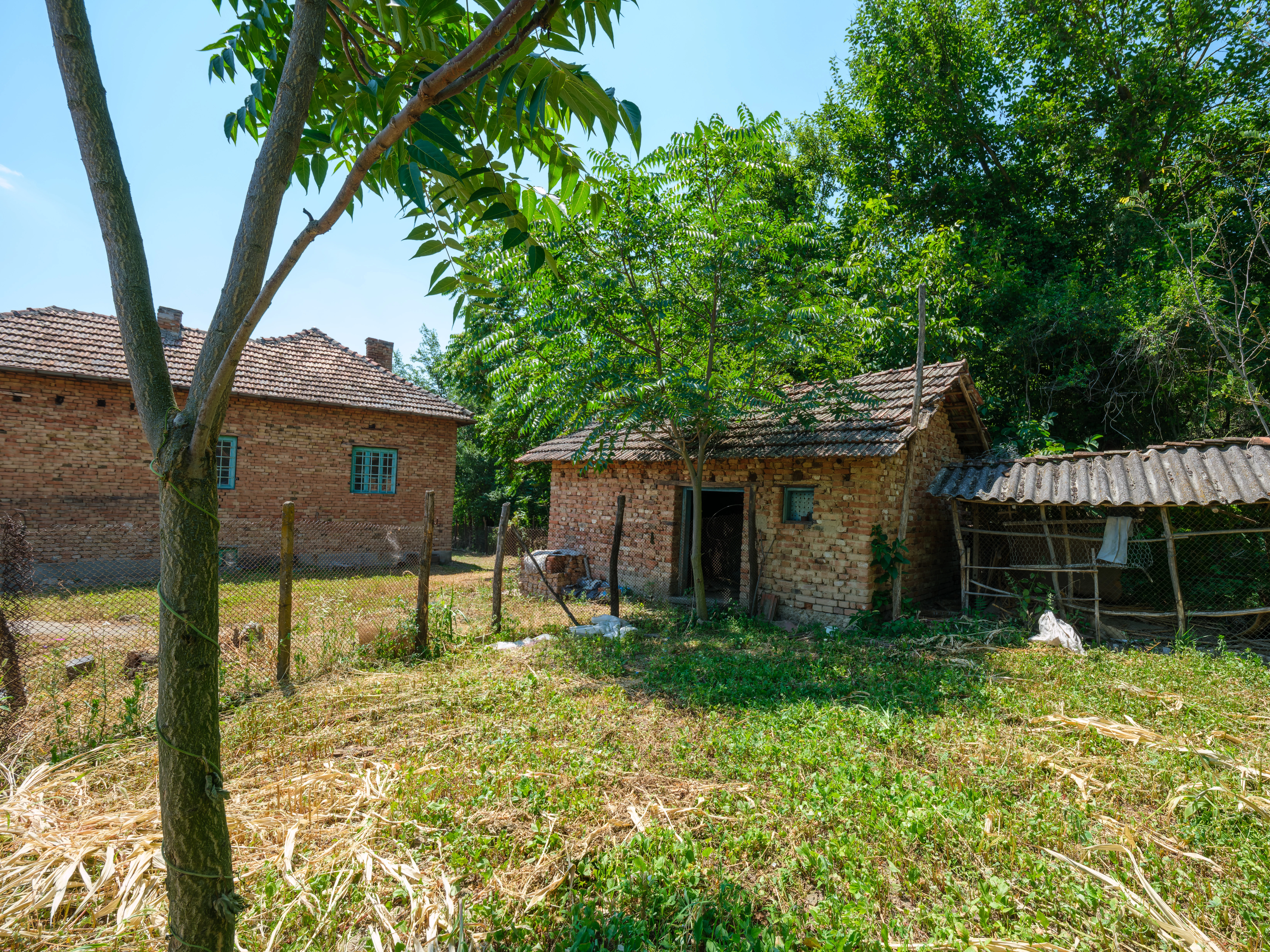 Woning met 2 verdiepingen, 1.597 m2 grond en bijgebouwen in Galovo - Bulgarije