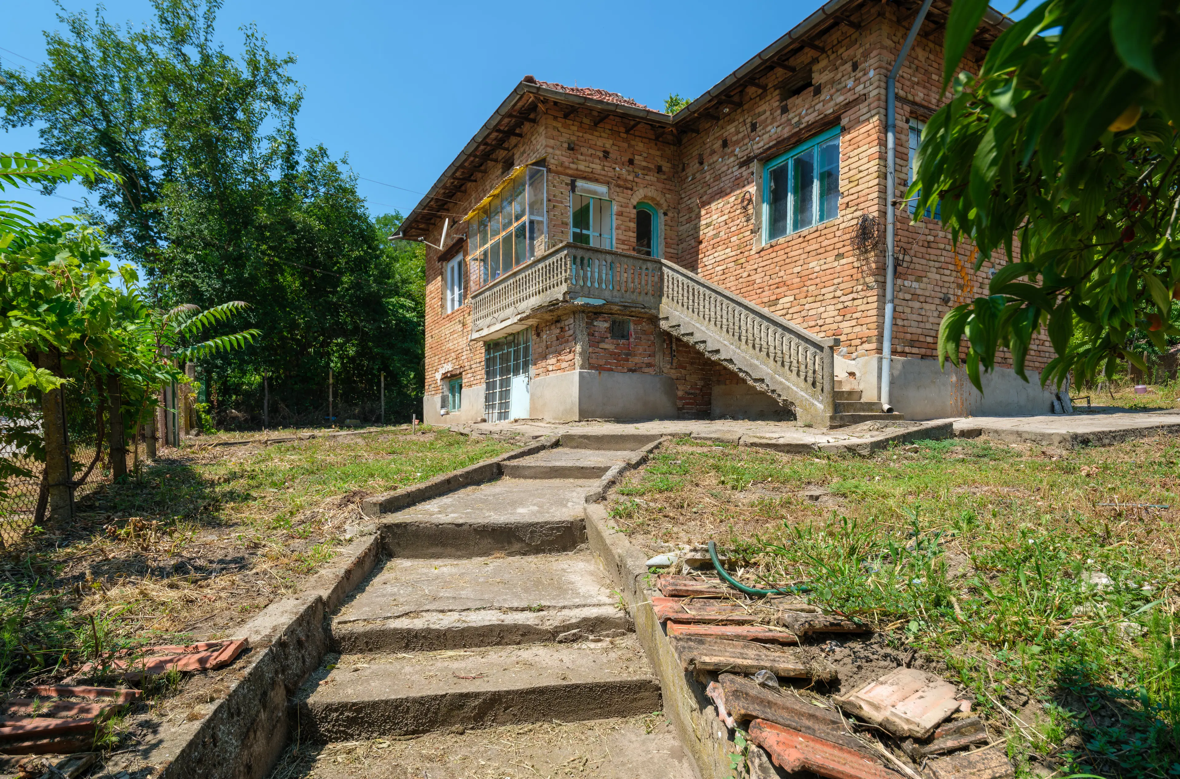 Woning met 2 verdiepingen, 1.597 m2 grond en bijgebouwen in Galovo - Bulgarije