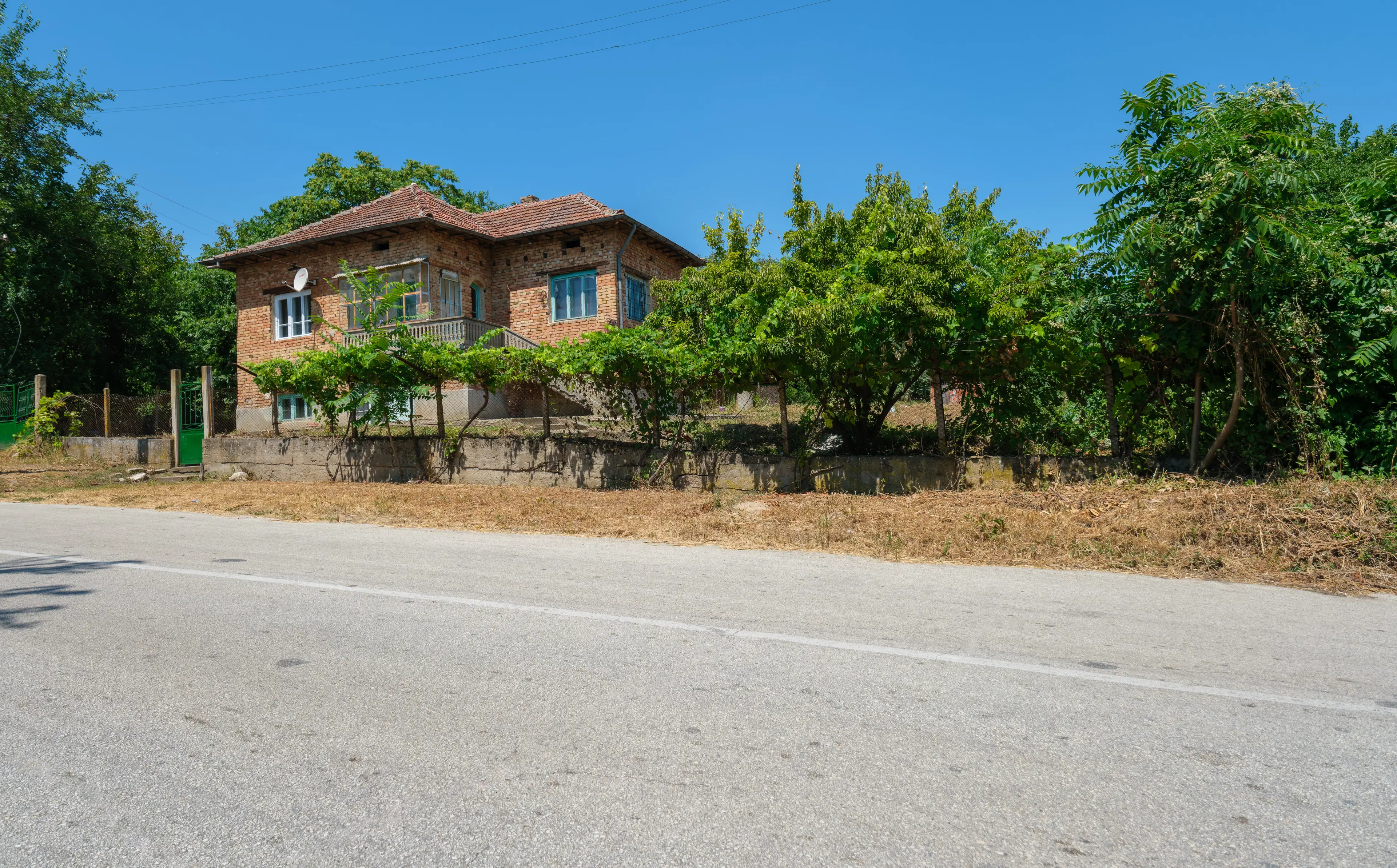 Woning met 2 verdiepingen, 1.597 m2 grond en bijgebouwen in Galovo - Bulgarije