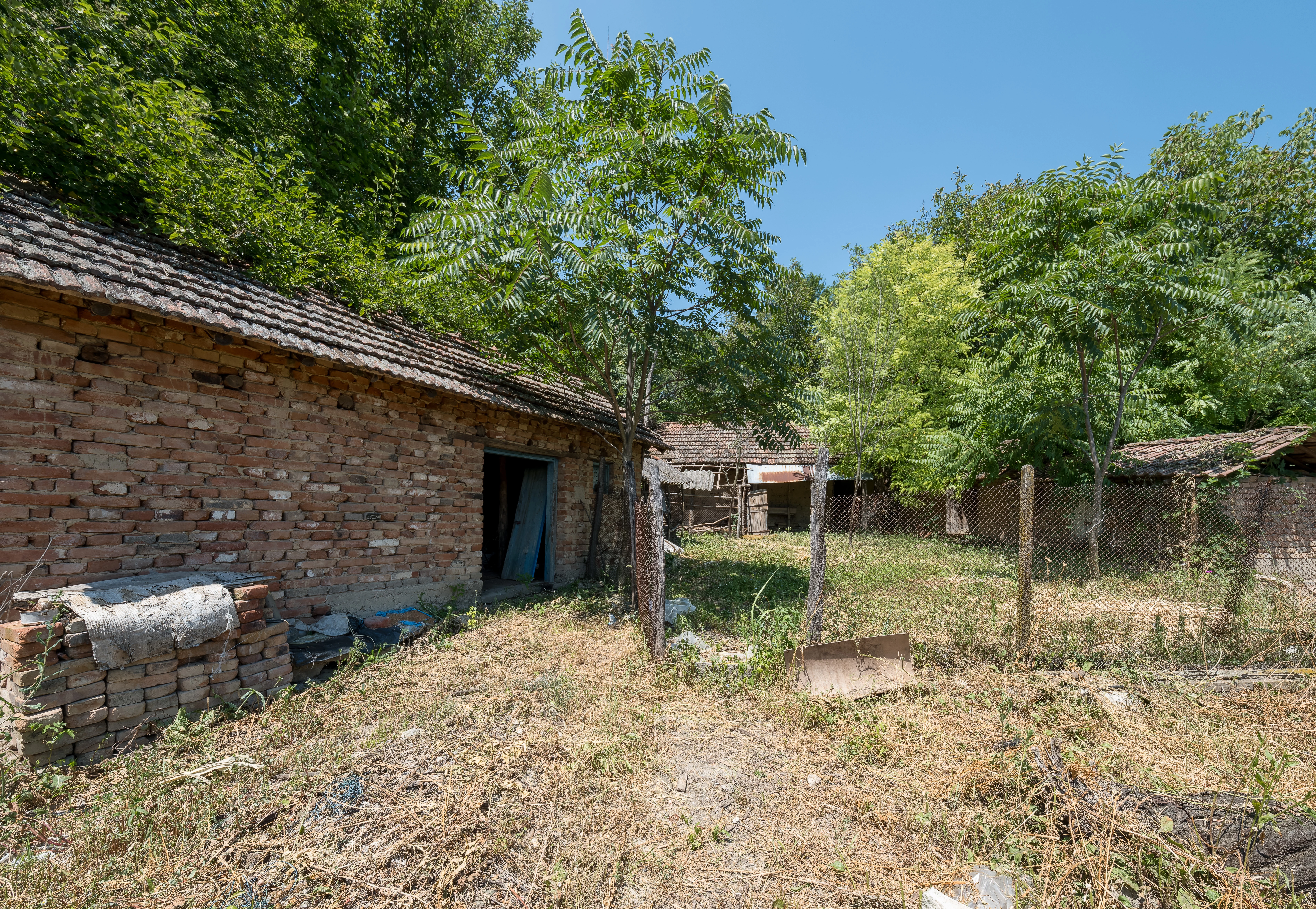 Woning met 2 verdiepingen, 1.597 m2 grond en bijgebouwen in Galovo - Bulgarije