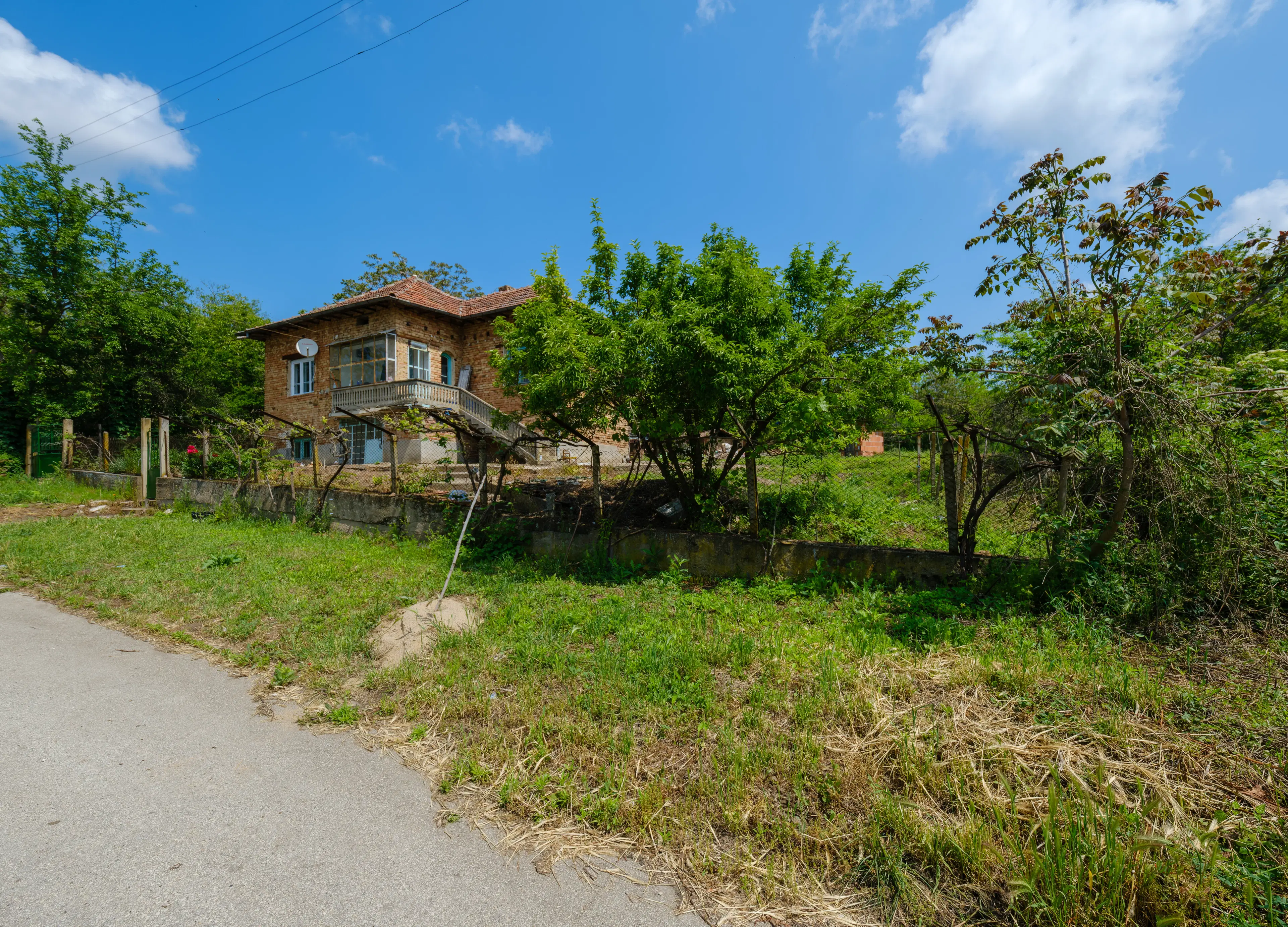 Woning met 2 verdiepingen, 1.597 m2 grond en bijgebouwen in Galovo - Bulgarije