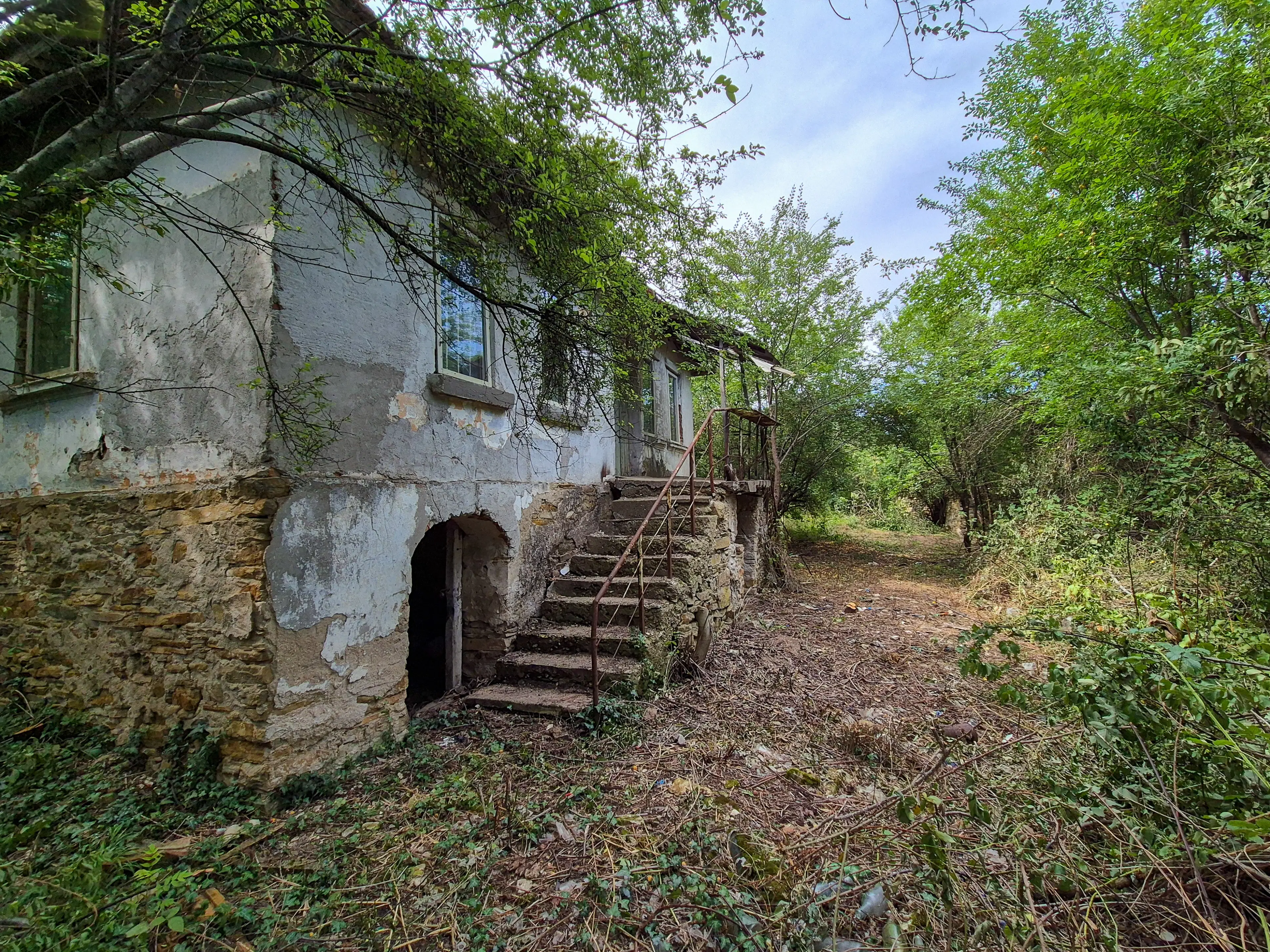 3.948 m2 grond met klassiek huis en bijgebouw in Izvor Mahala (Vidin) - Bulgarije