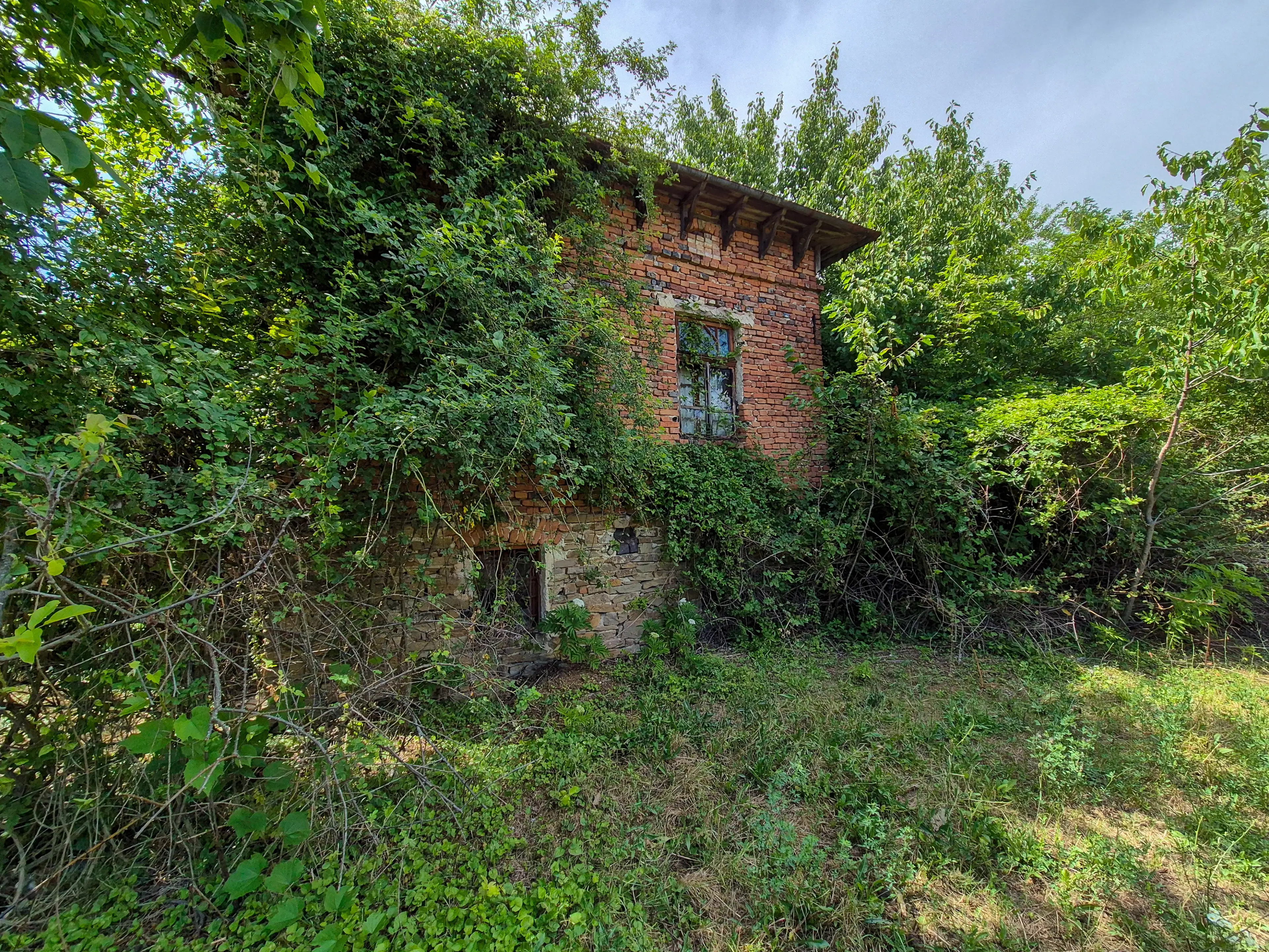 Klassiek huis, bijgebouw en 1.662 m2 grond in Izvor Mahala (Vidin) - Bulgarije