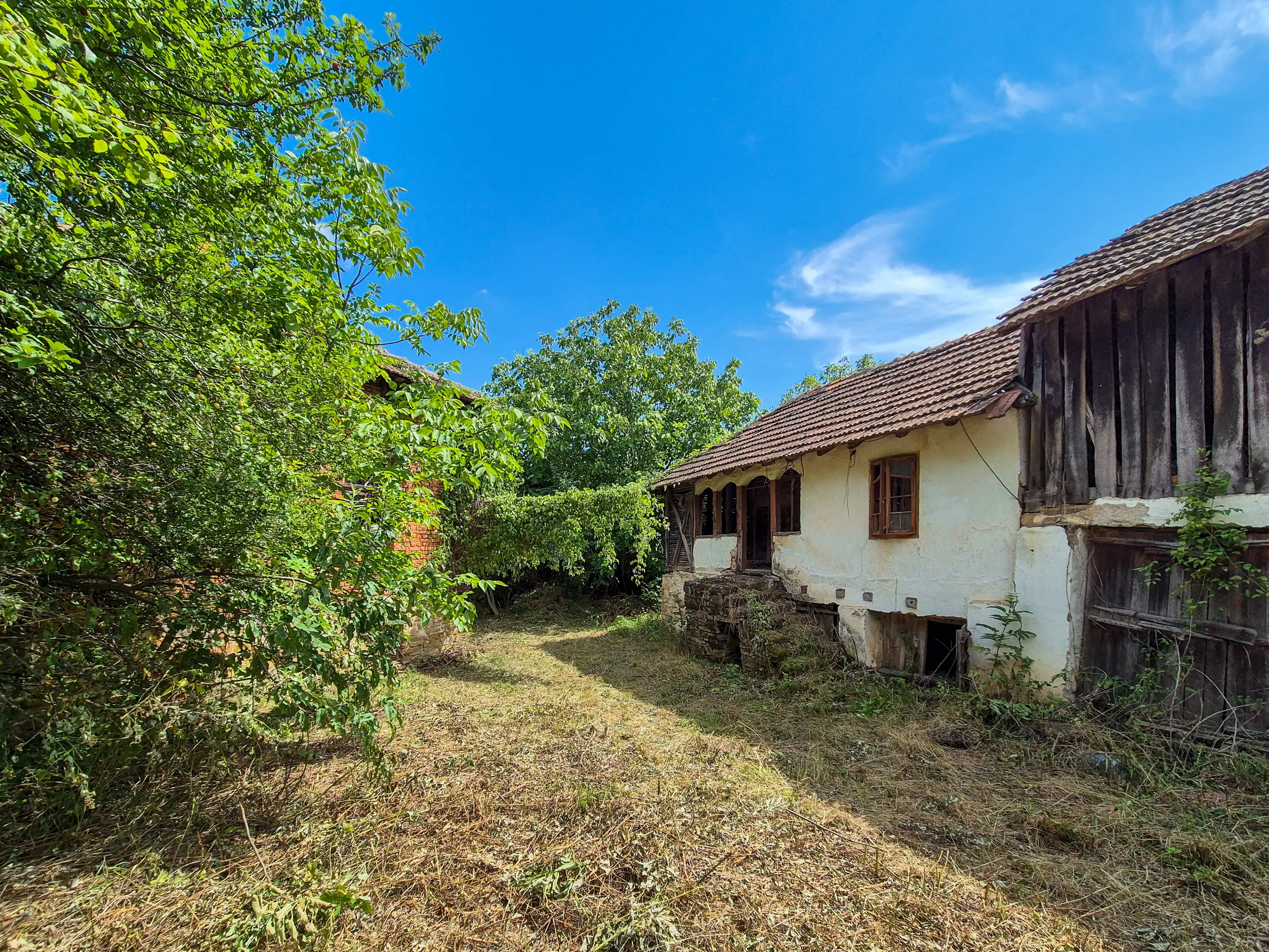 Klassiek huis, bijgebouw en 1.662 m2 grond in Izvor Mahala (Vidin) - Bulgarije