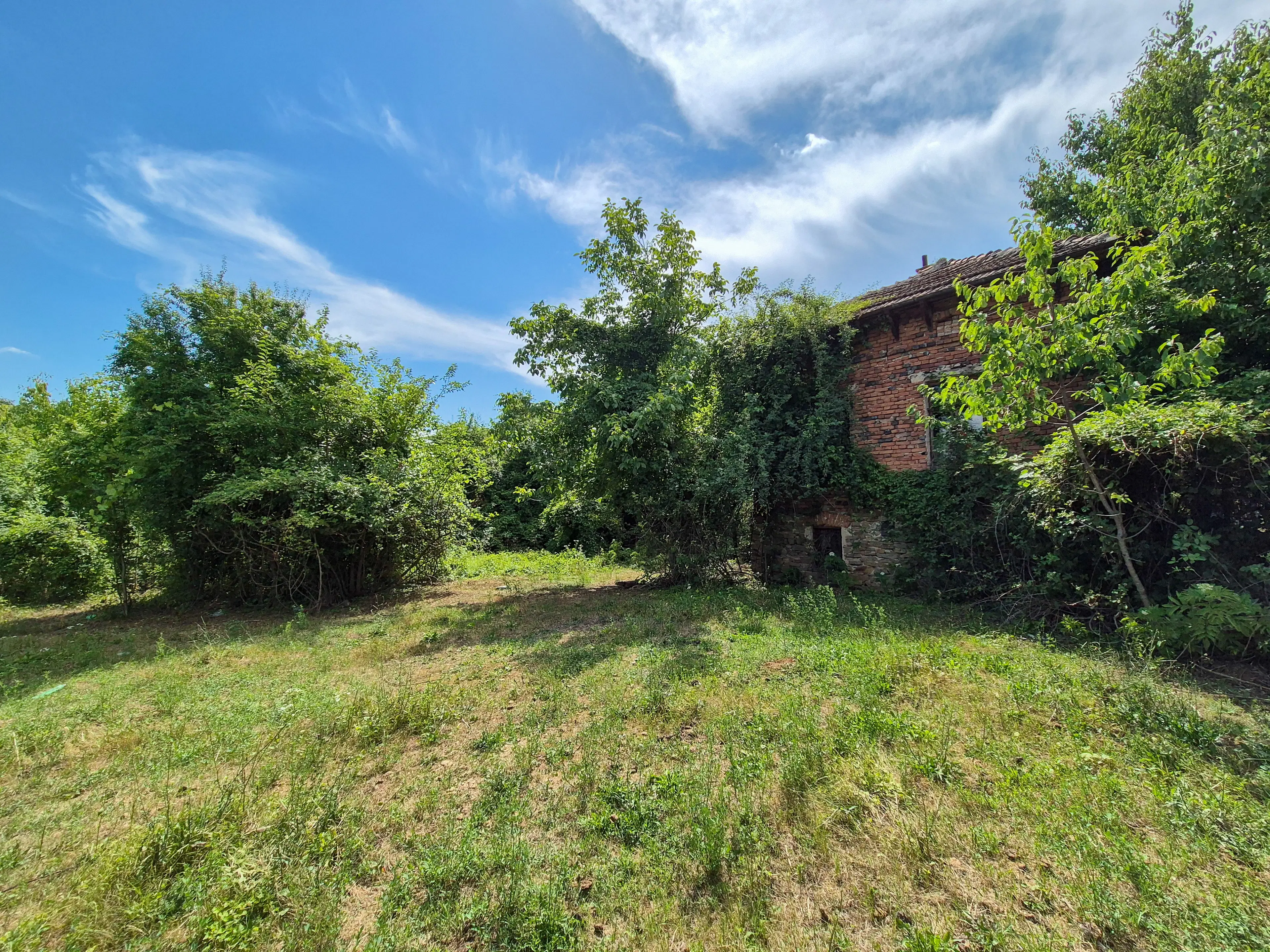 Klassiek huis, bijgebouw en 1.662 m2 grond in Izvor Mahala (Vidin) - Bulgarije