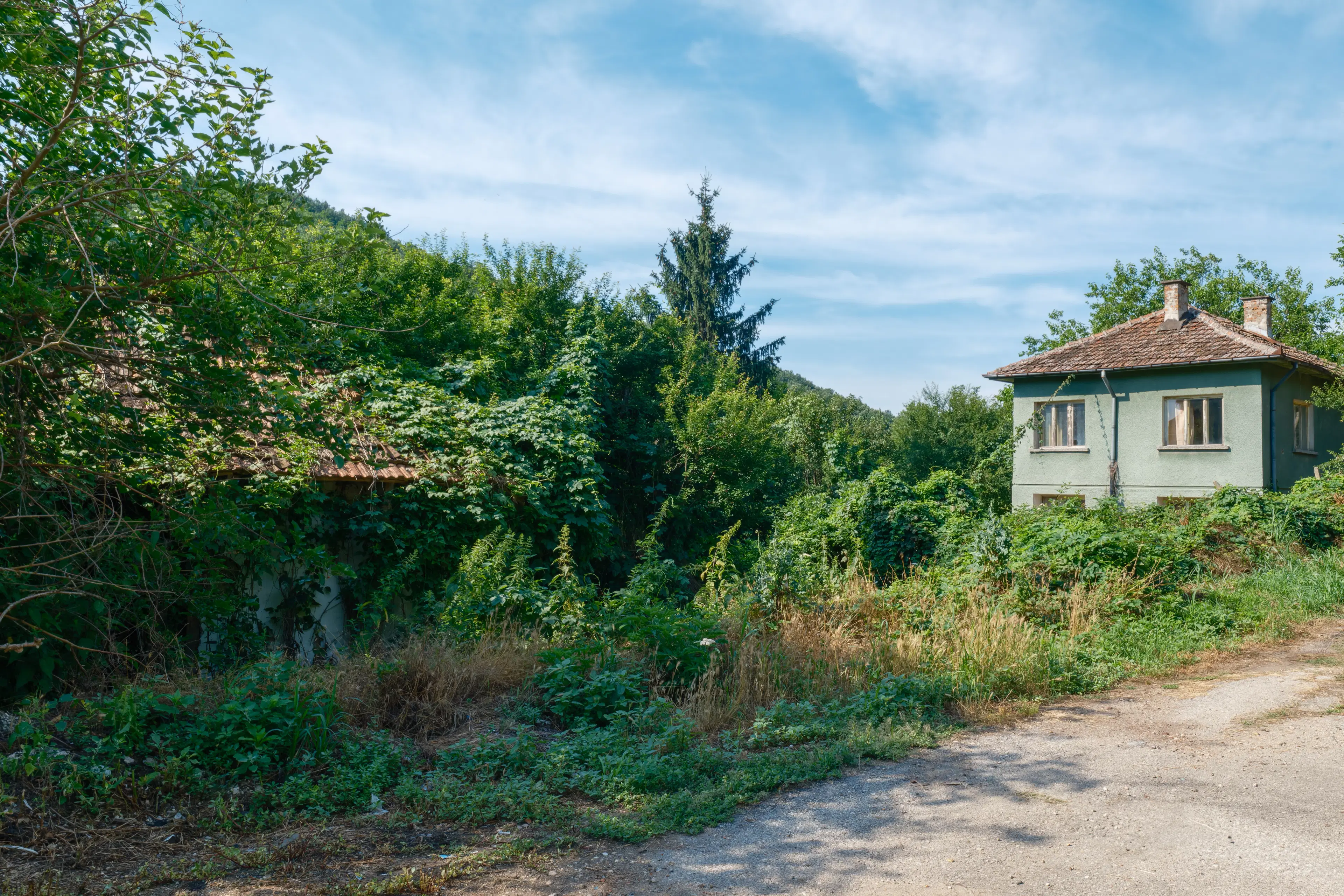 617 m2 grond met modern huis met 2 verdiepingen en bijgebouw in Dolni Boshnyak - Bulgarije