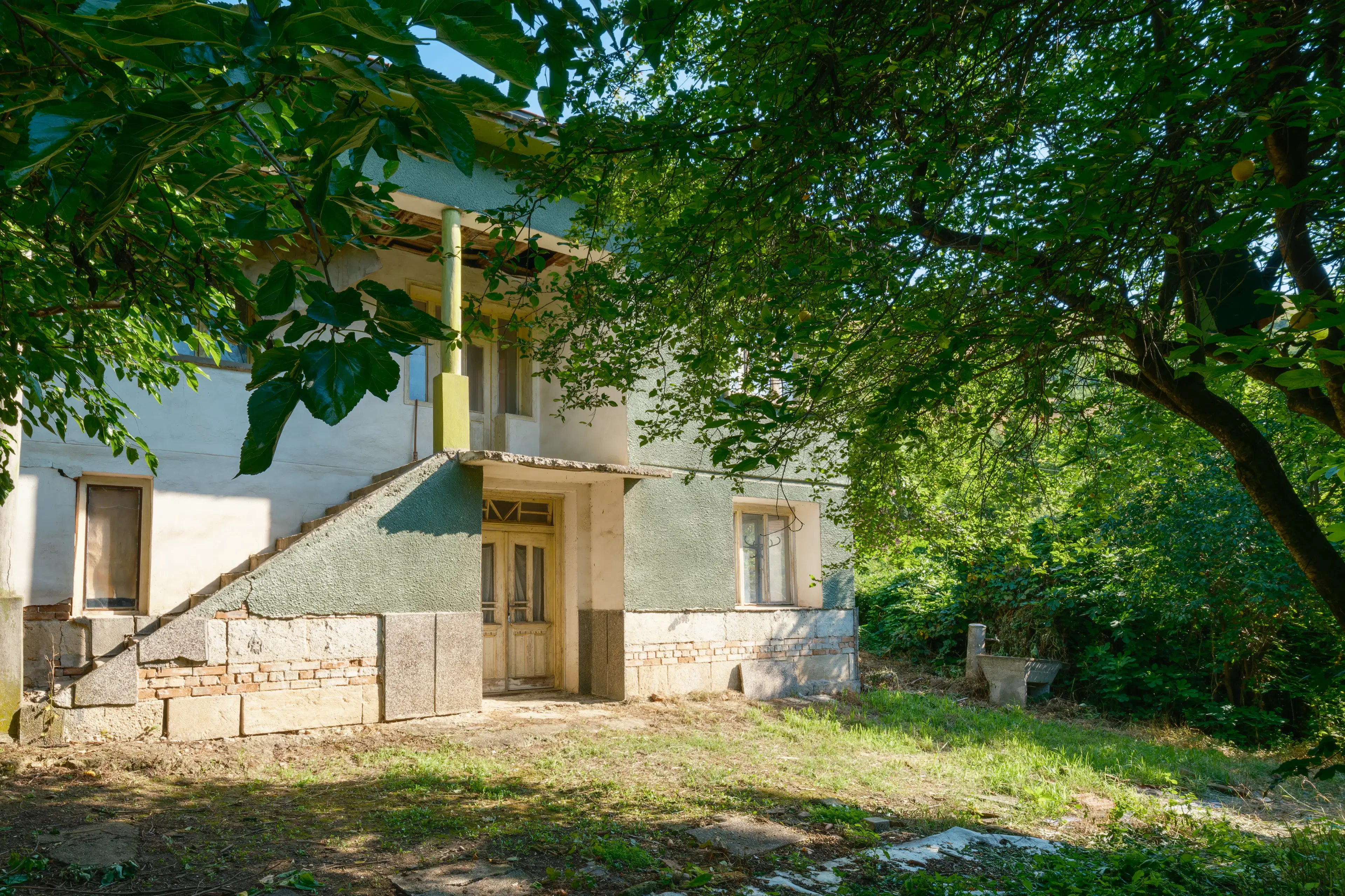 617 m2 grond met modern huis met 2 verdiepingen en bijgebouw in Dolni Boshnyak - Bulgarije