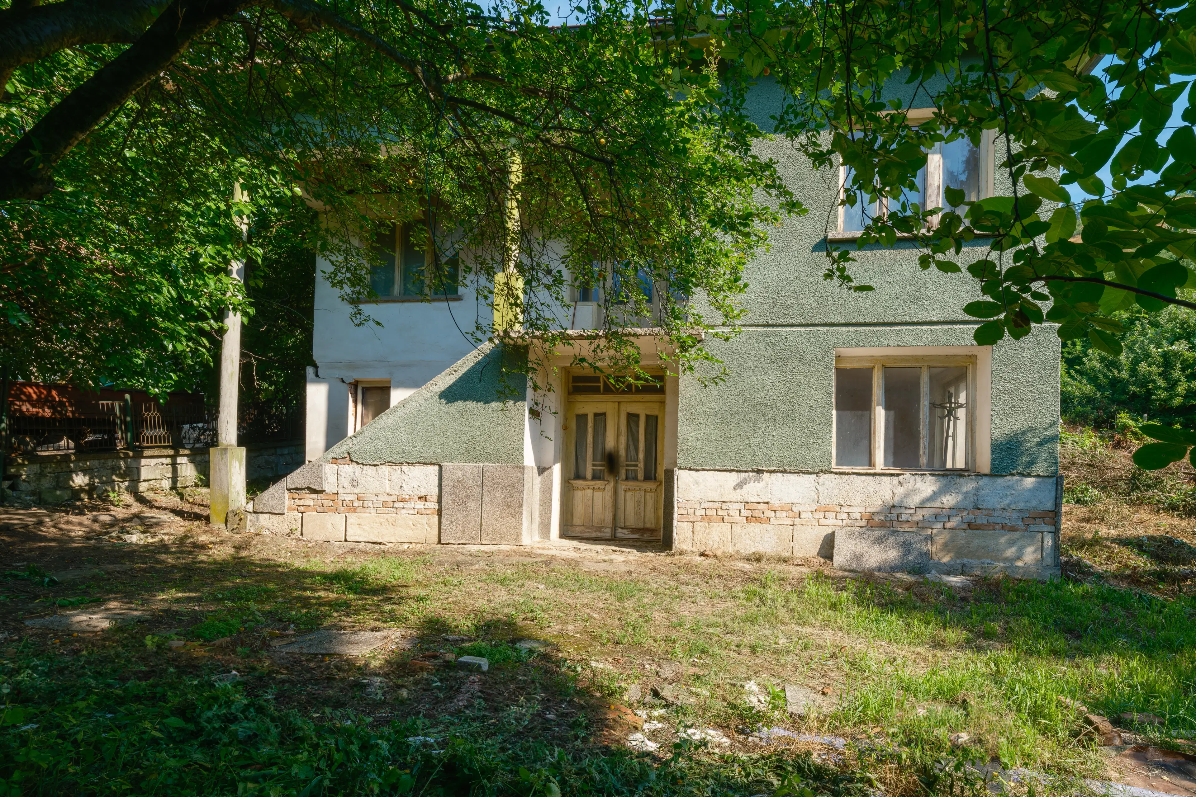 617 m2 grond met modern huis met 2 verdiepingen en bijgebouw in Dolni Boshnyak - Bulgarije