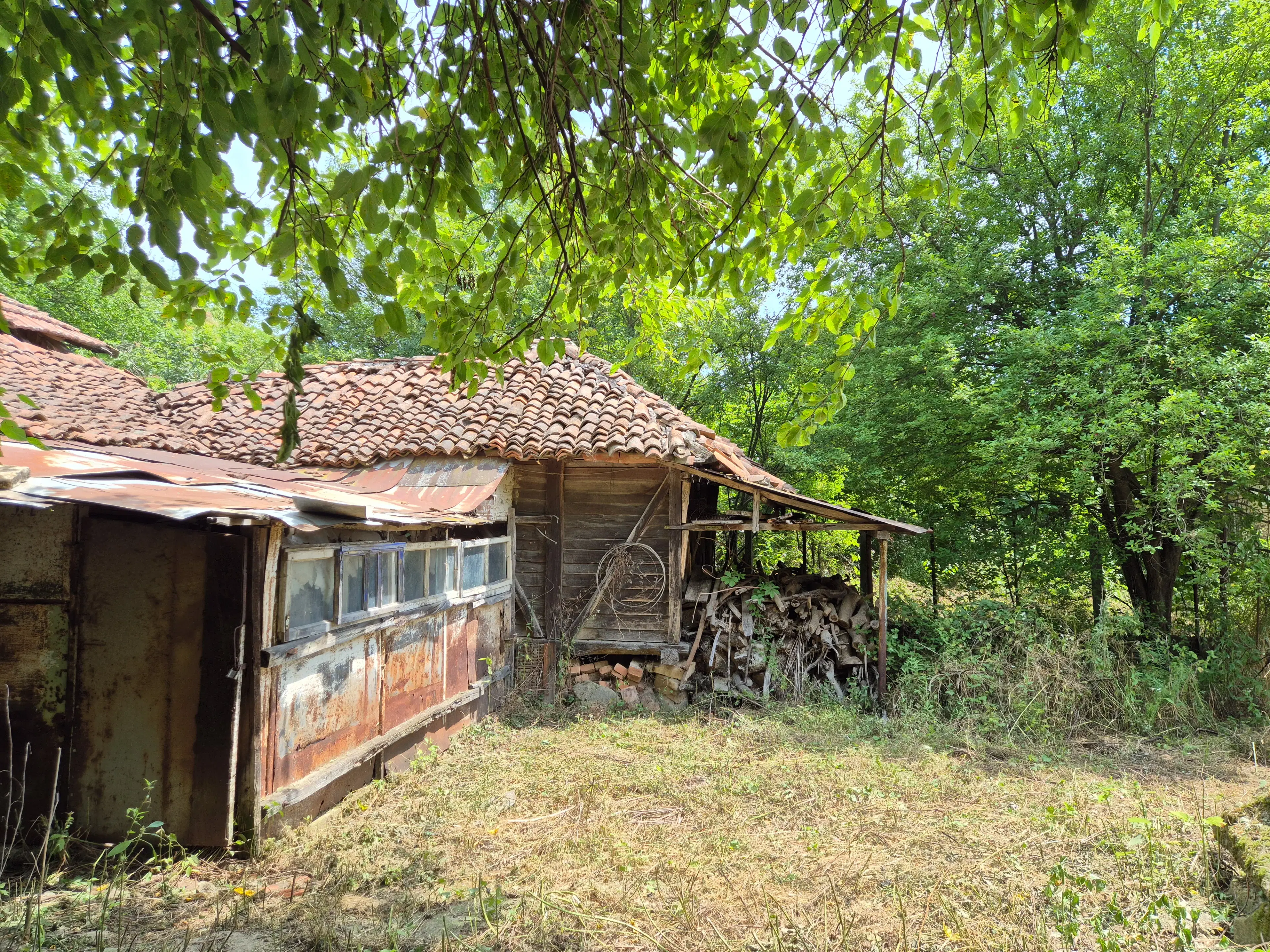 Hoofdgebouw, bijgebouwen en 1.190 m2 land in Tsar Shishmanovo - Bulgarije