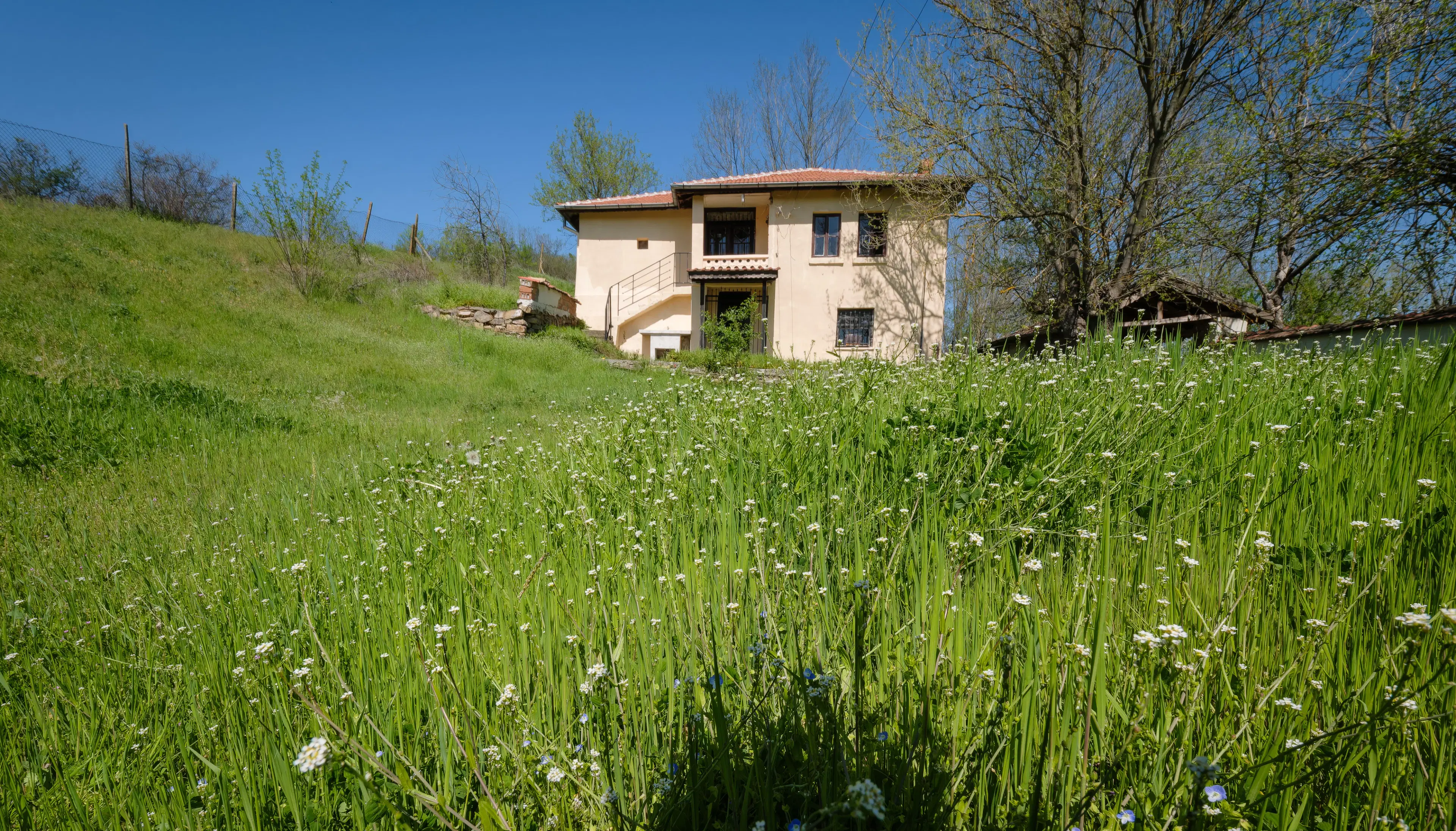 Twee verdiepingen huis, bijgebouwen en 766 m2 grond - Leshnikovo - Bulgarije