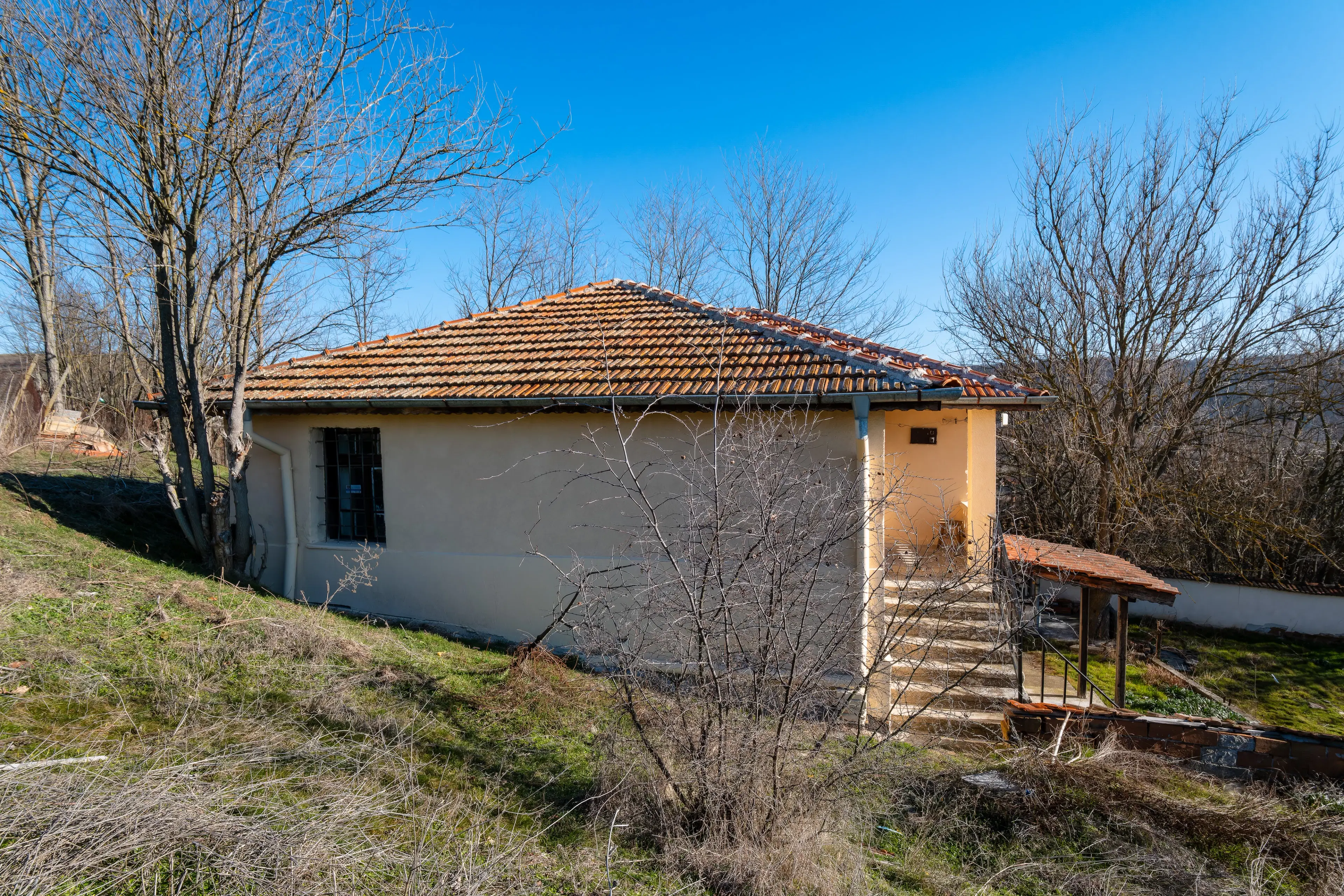 Twee verdiepingen huis, bijgebouwen en 766 m2 grond - Leshnikovo - Bulgarije