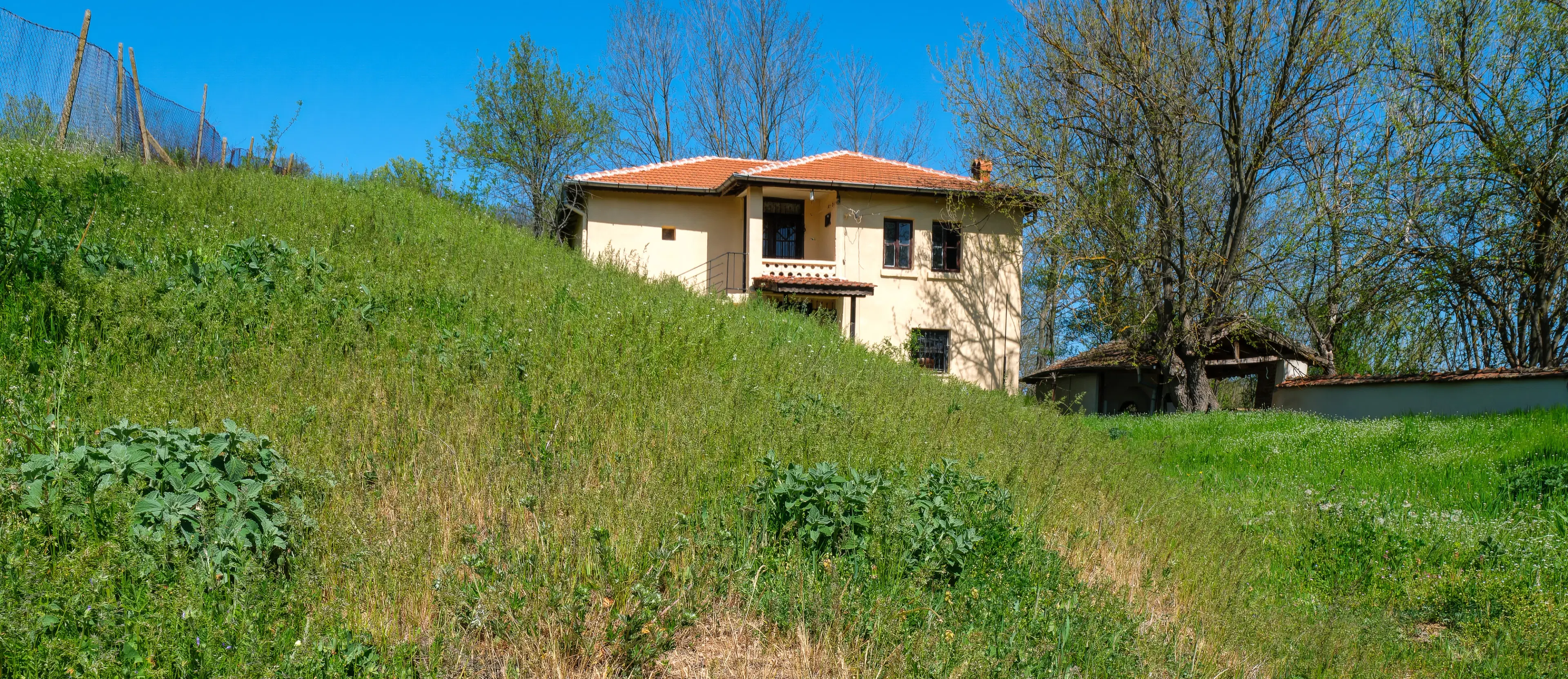 Twee verdiepingen huis, bijgebouwen en 766 m2 grond - Leshnikovo - Bulgarije