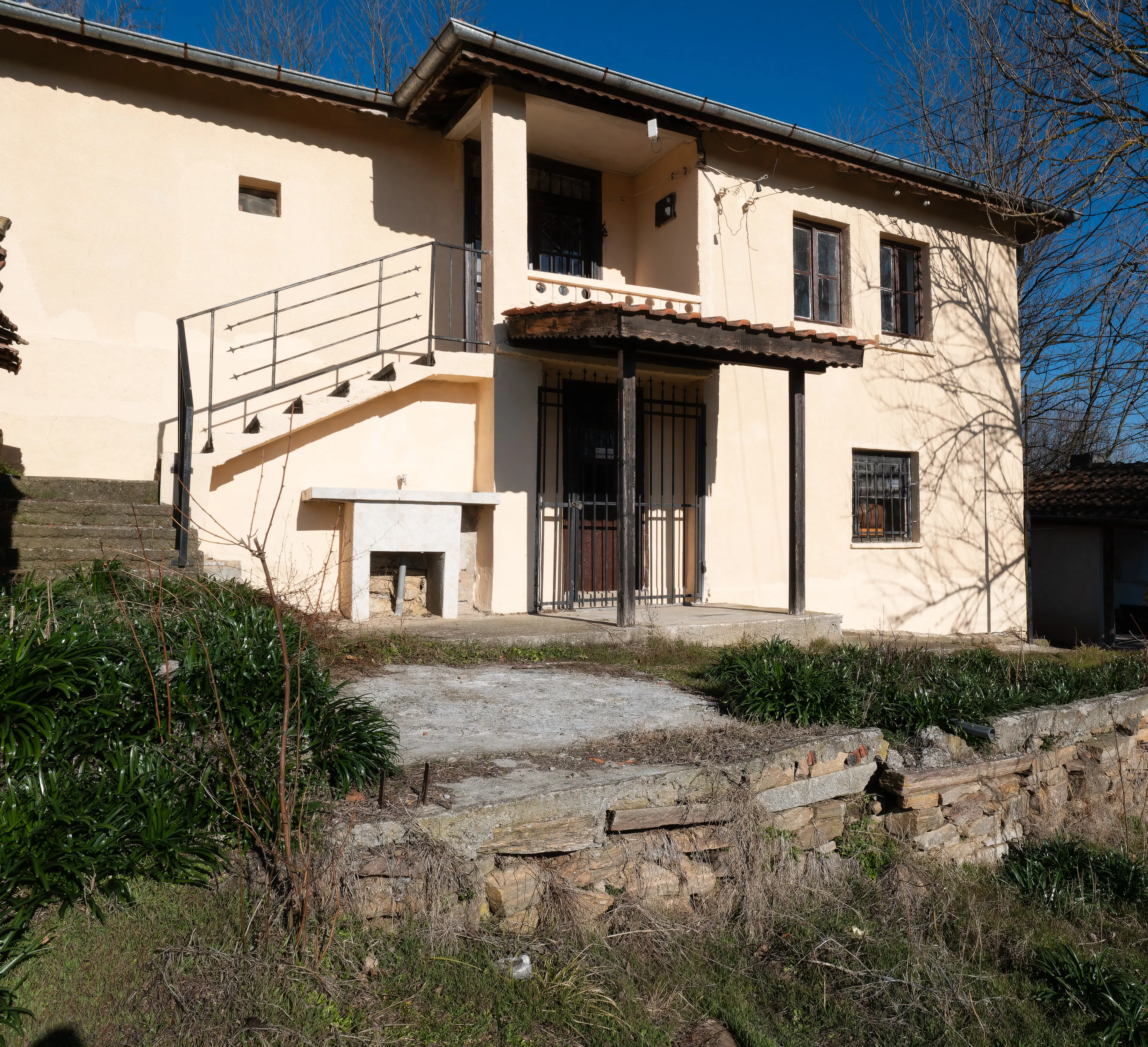 Twee verdiepingen huis, bijgebouwen en 766 m2 grond - Leshnikovo - Bulgarije