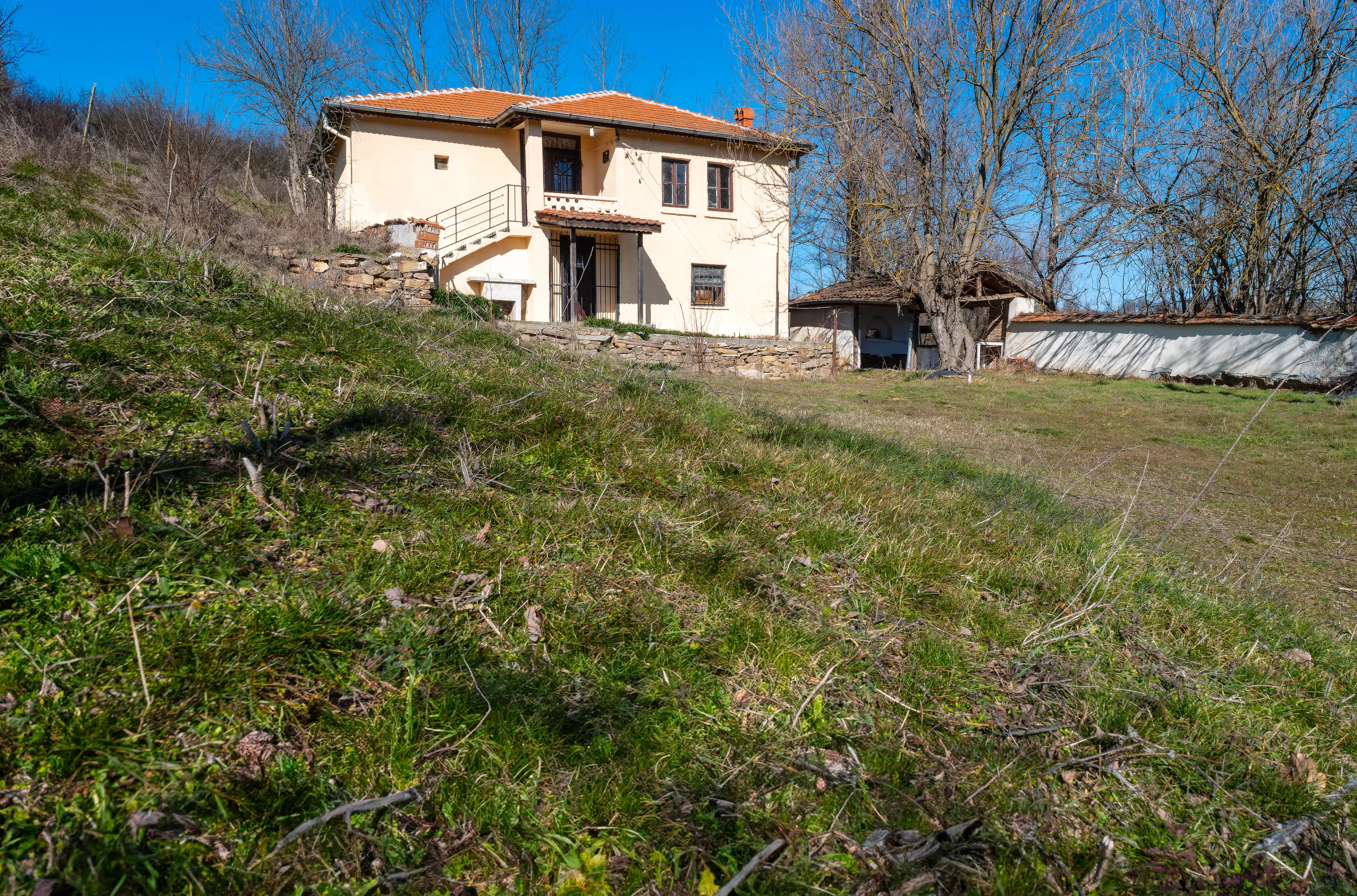 Twee verdiepingen huis, bijgebouwen en 766 m2 grond - Leshnikovo - Bulgarije