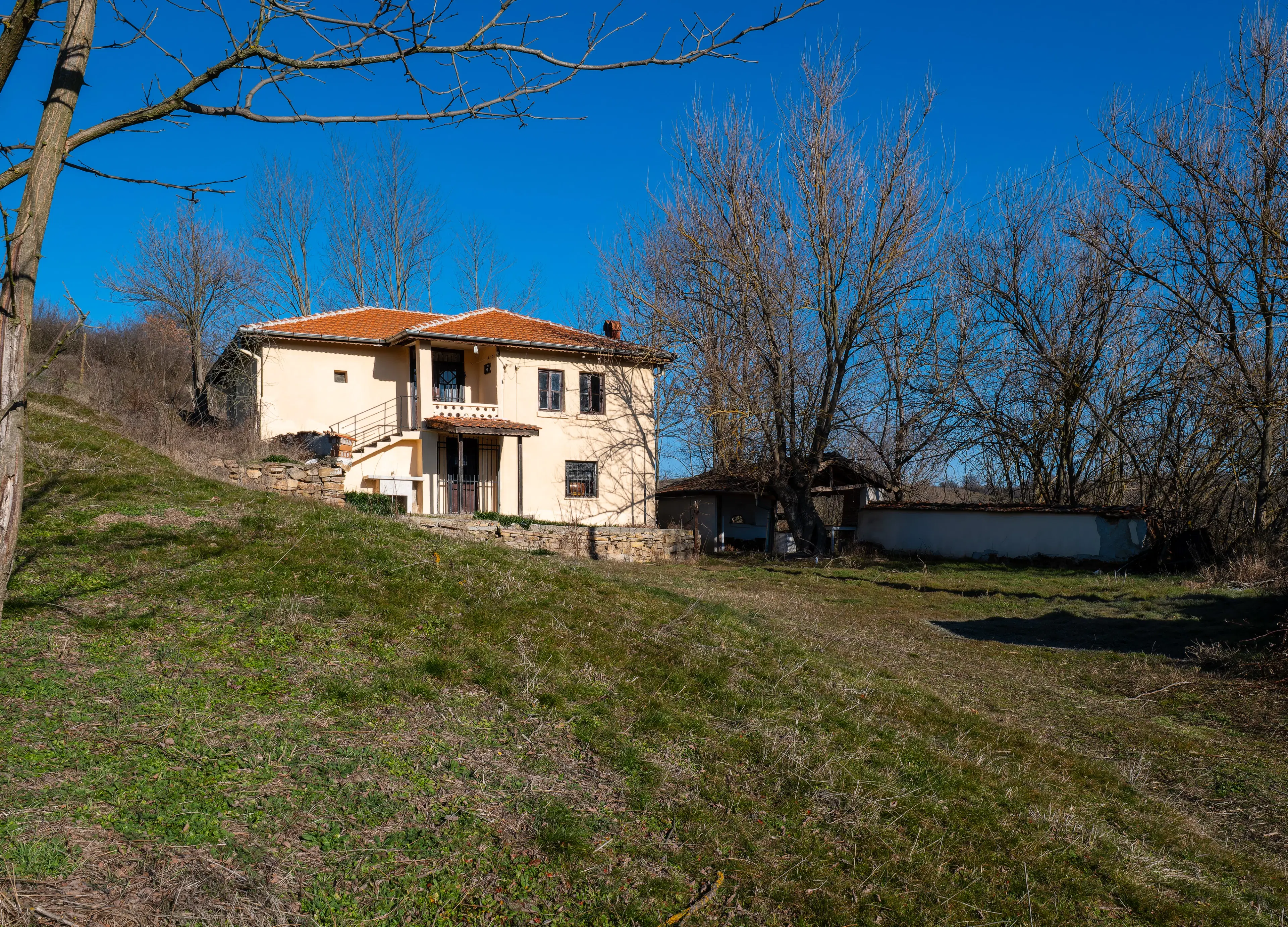 Twee verdiepingen huis, bijgebouwen en 766 m2 grond - Leshnikovo - Bulgarije