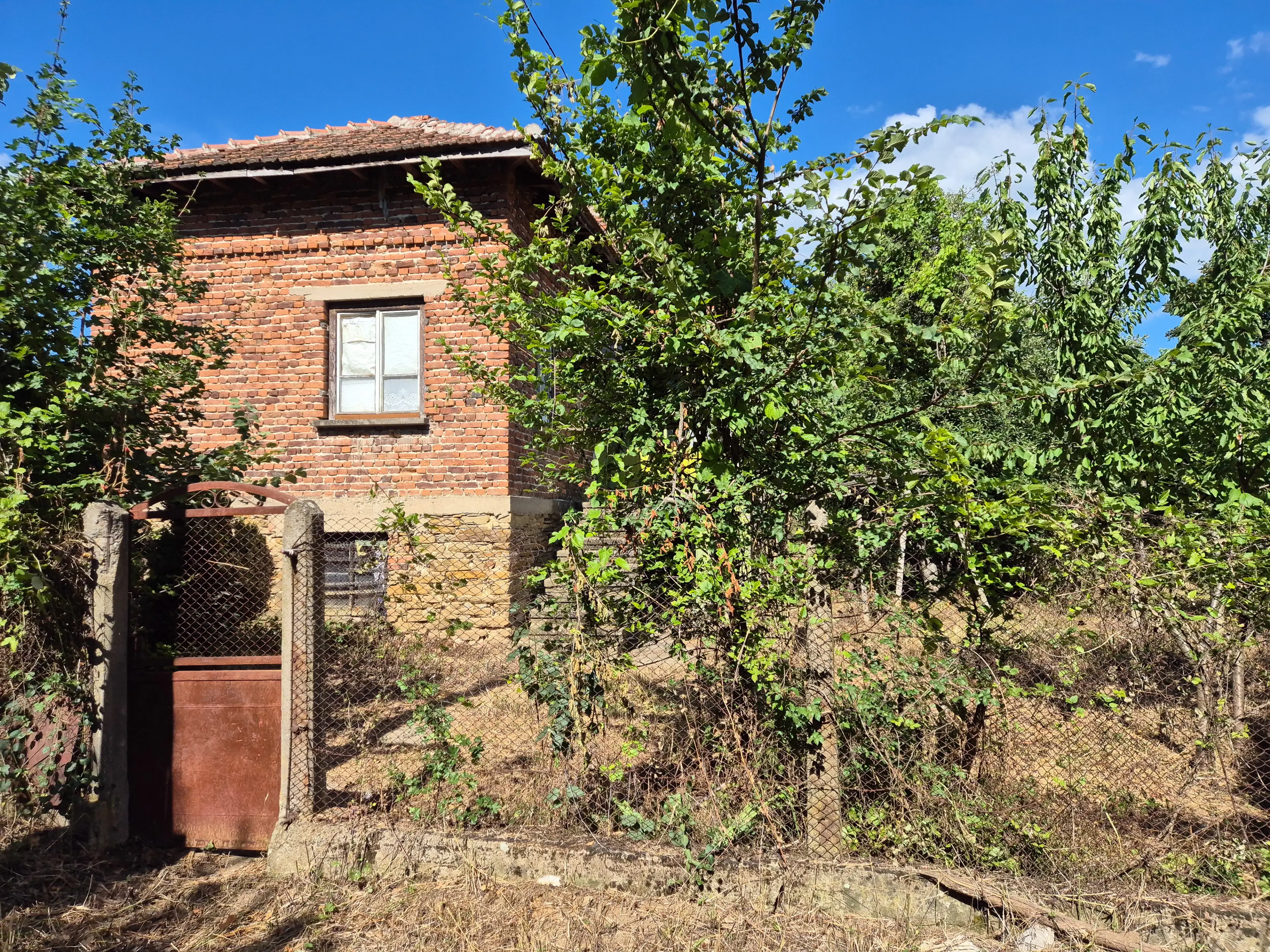 2.656 m2 grond met klassiek huis en bijgebouw - Izvor Mahala - Bulgarije