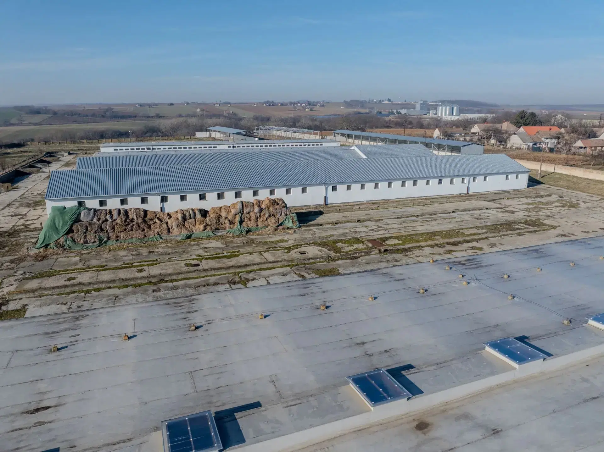 103.000m2, omheind, gedeeltelijk gerenoveerd, volledig functioneel terrein voor veehouderij op industriële schaal - Véménd - Hongarije