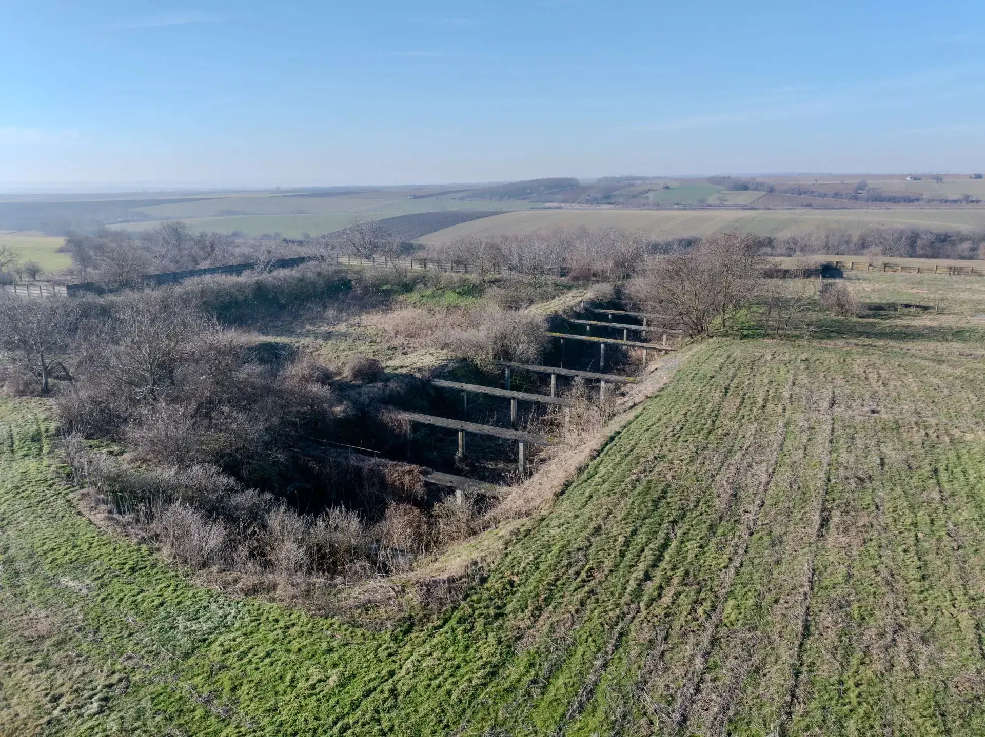 103.000m2, omheind, gedeeltelijk gerenoveerd, volledig functioneel terrein voor veehouderij op industriële schaal - Véménd - Hongarije