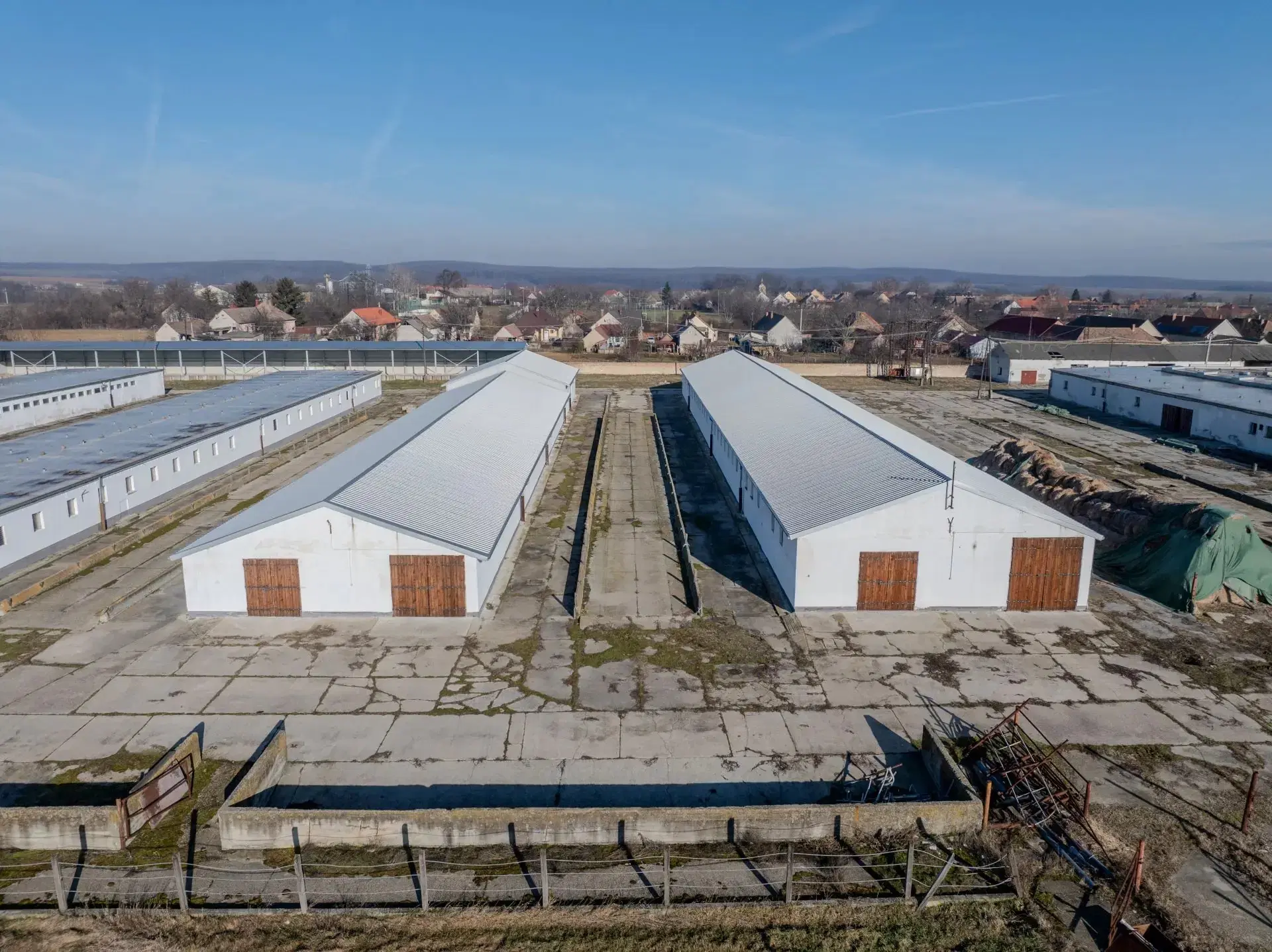 103.000m2, omheind, gedeeltelijk gerenoveerd, volledig functioneel terrein voor veehouderij op industriële schaal - Véménd - Hongarije