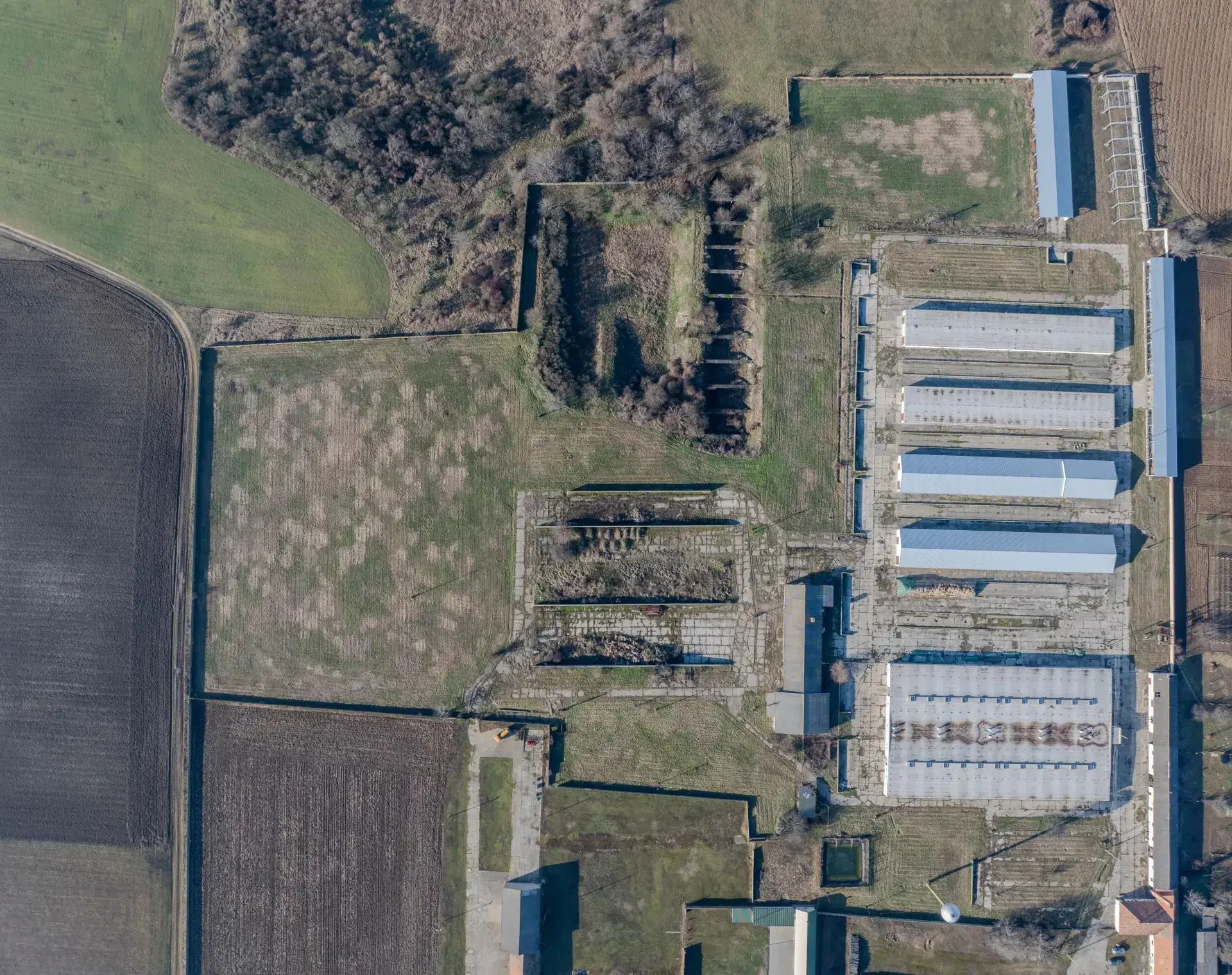 103.000m2, omheind, gedeeltelijk gerenoveerd, volledig functioneel terrein voor veehouderij op industriële schaal - Véménd - Hongarije