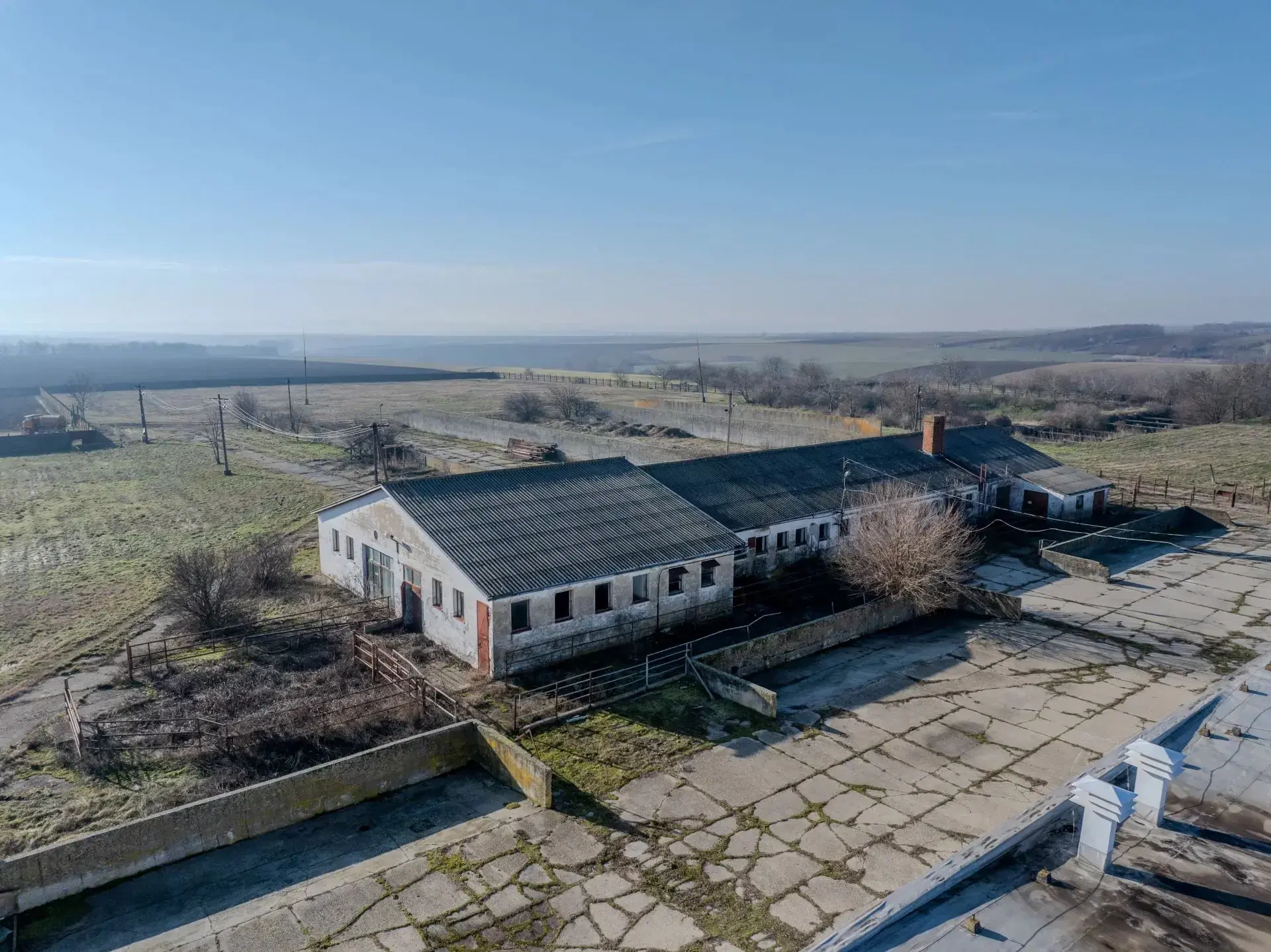 103.000m2, omheind, gedeeltelijk gerenoveerd, volledig functioneel terrein voor veehouderij op industriële schaal - Véménd - Hongarije