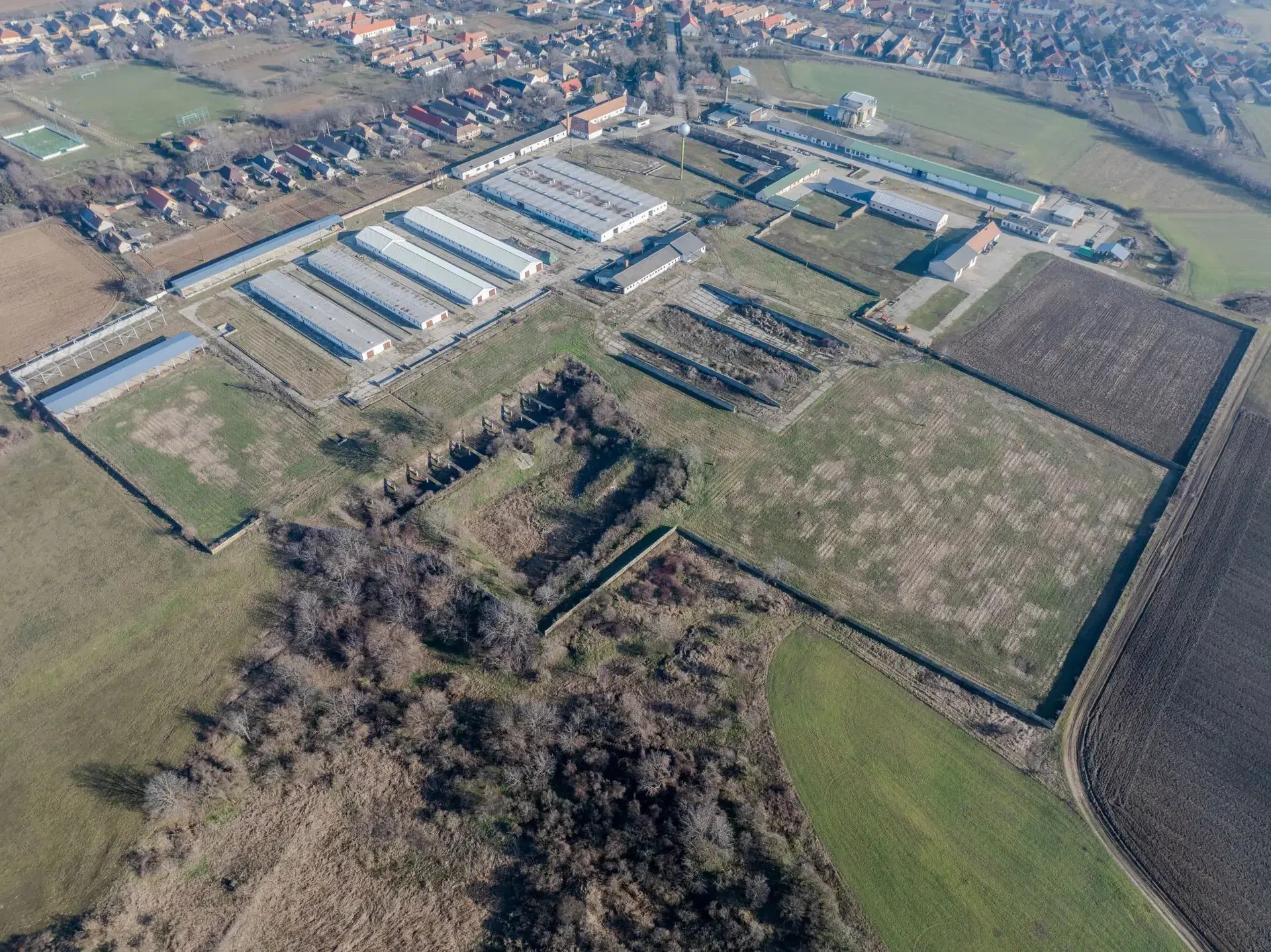 103.000m2, omheind, gedeeltelijk gerenoveerd, volledig functioneel terrein voor veehouderij op industriële schaal - Véménd - Hongarije