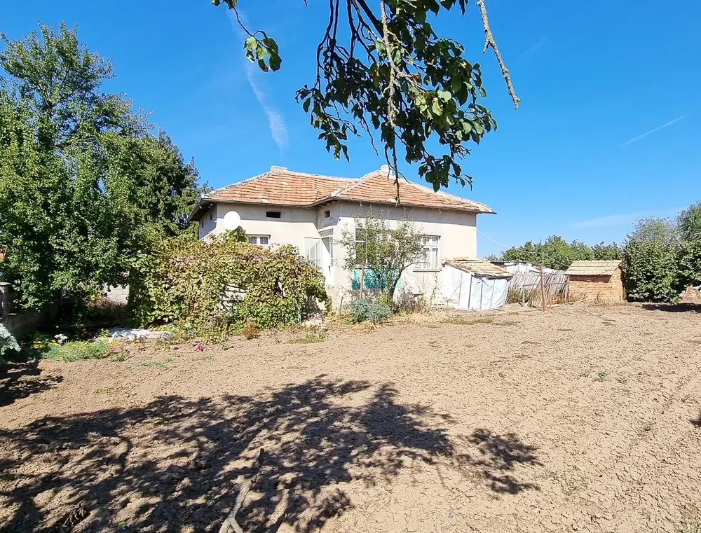 Boerderij, 3 huizen, bijgebouwen en 3.320 m2 met wijngaarden in Kladensti, Dobrich - Bulgarije