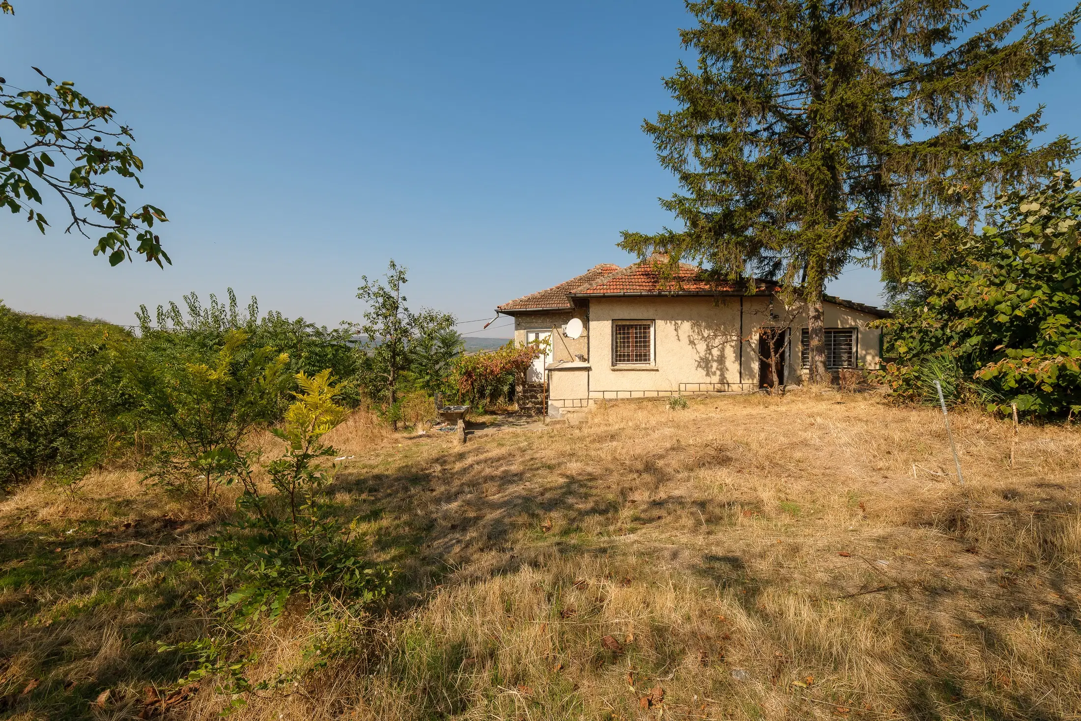 Hoofdhuis, bijgebouw & garage op een perceel van 1.552 m² - Ostrov - Bulgarije