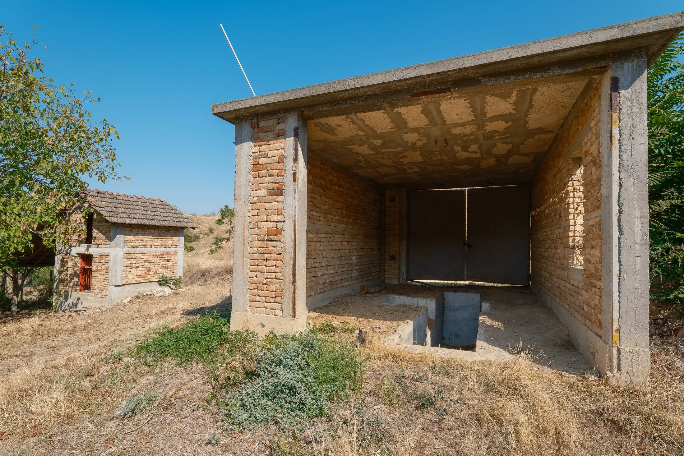 Hoofdhuis, bijgebouw & garage op een perceel van 1.552 m² - Ostrov - Bulgarije