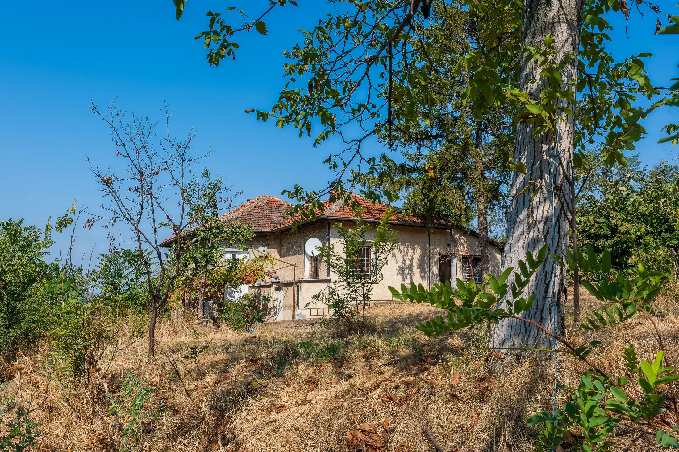 Hoofdhuis, bijgebouw & garage op een perceel van 1.552 m² - Ostrov - Bulgarije