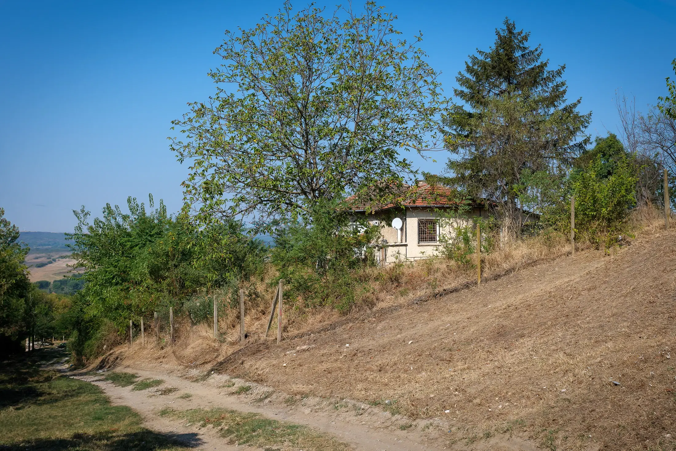 Hoofdhuis, bijgebouw & garage op een perceel van 1.552 m² - Ostrov - Bulgarije