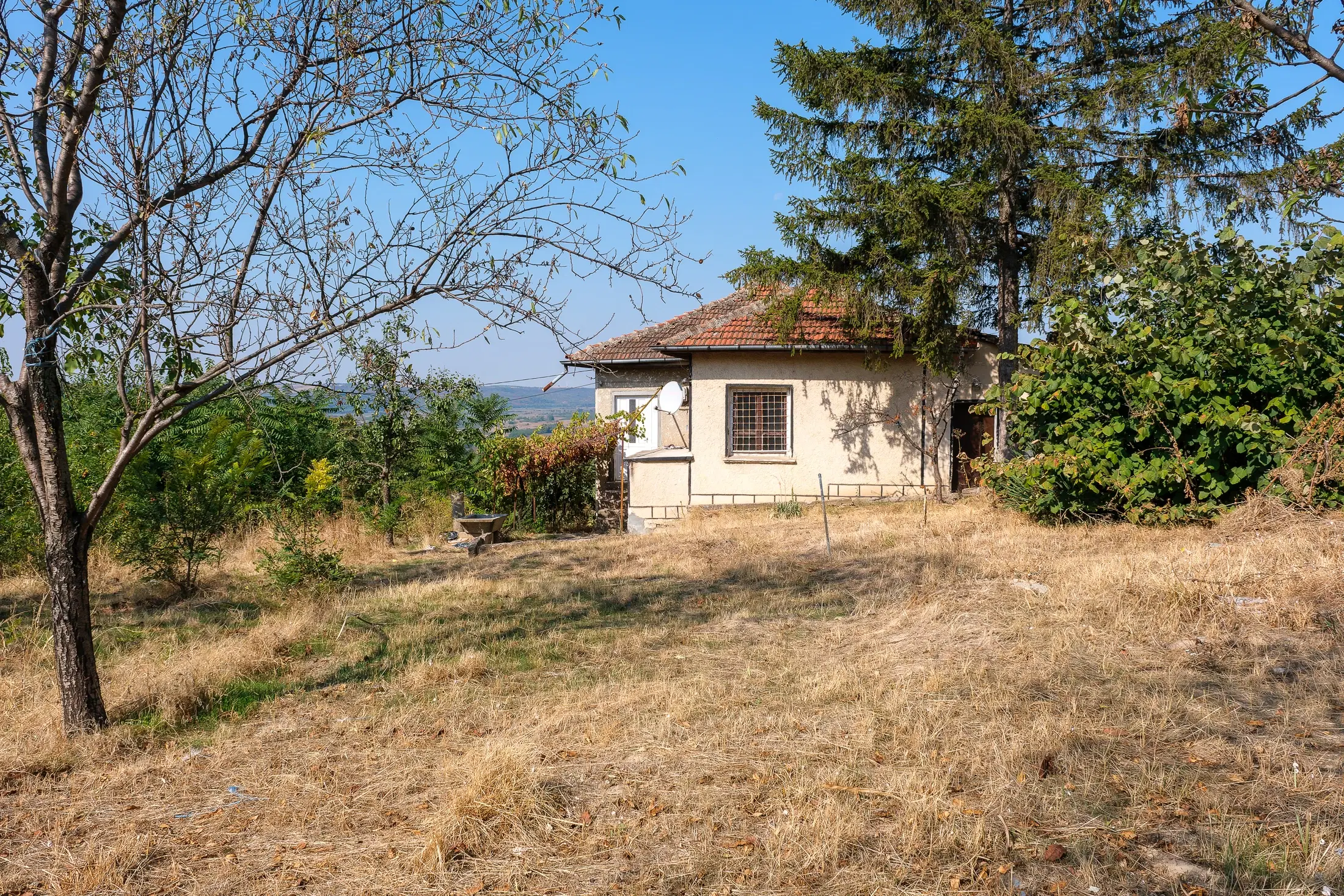 Hoofdhuis, bijgebouw & garage op een perceel van 1.552 m² - Ostrov - Bulgarije