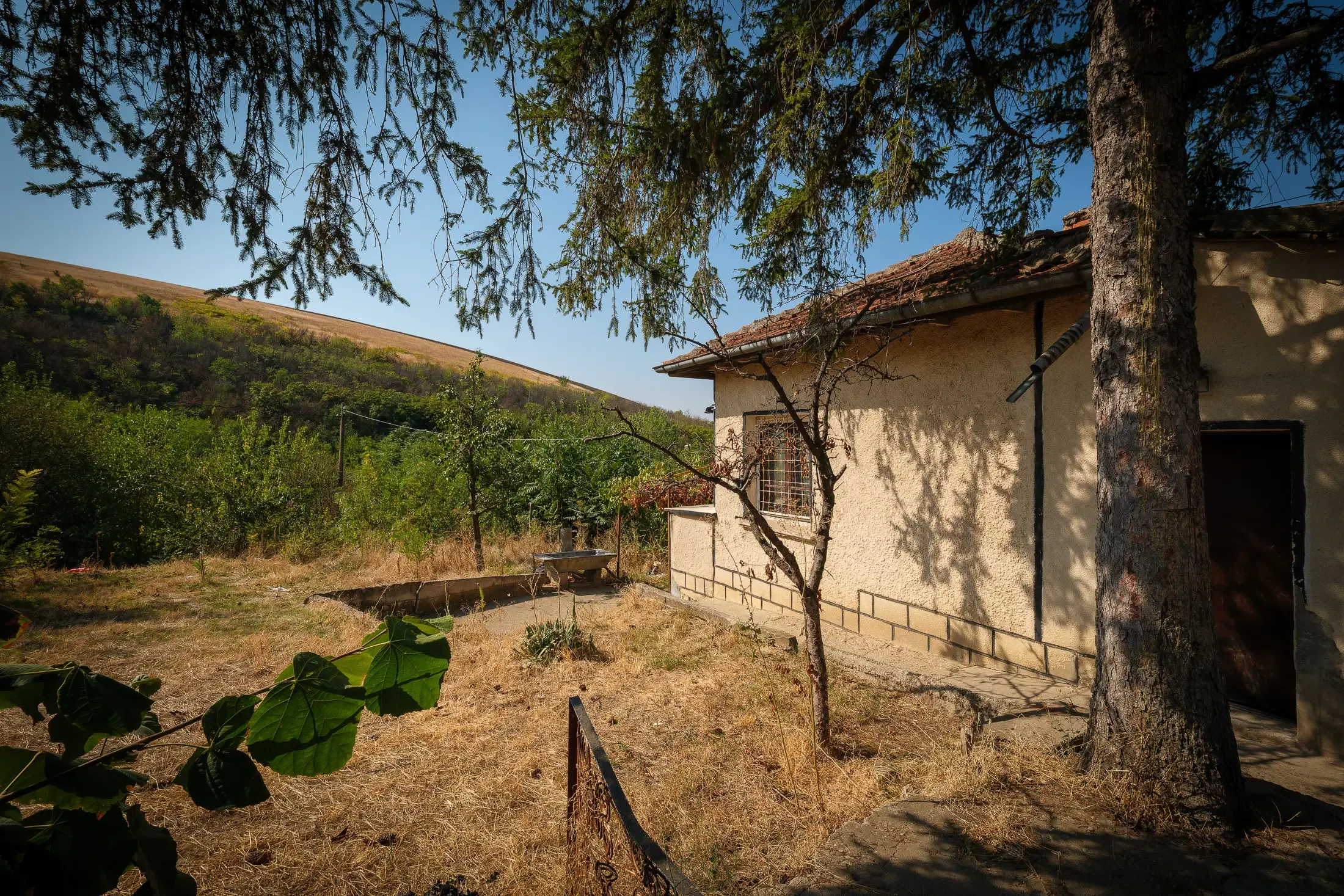 Hoofdhuis, bijgebouw & garage op een perceel van 1.552 m² - Ostrov - Bulgarije