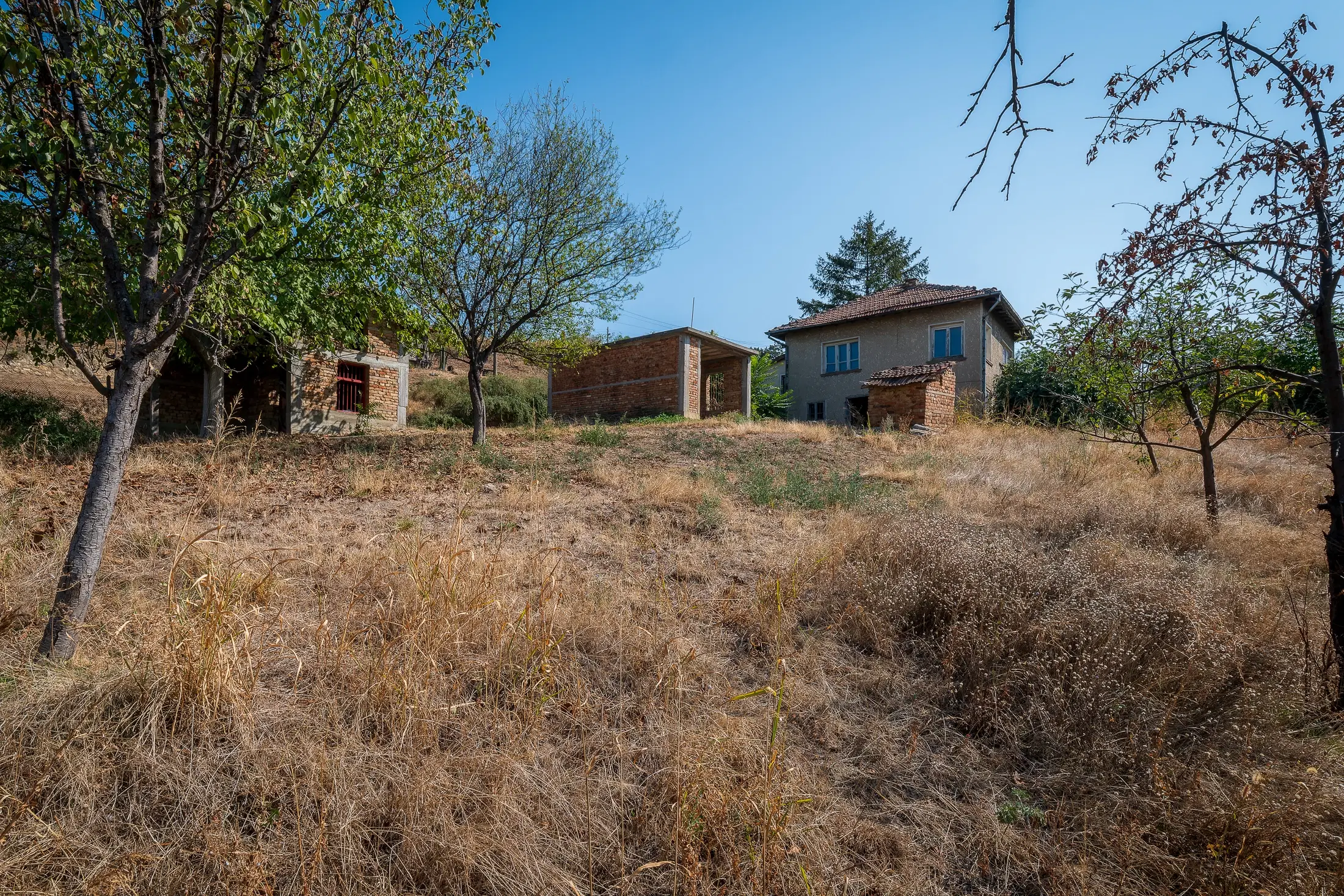 Hoofdhuis, bijgebouw & garage op een perceel van 1.552 m² - Ostrov - Bulgarije