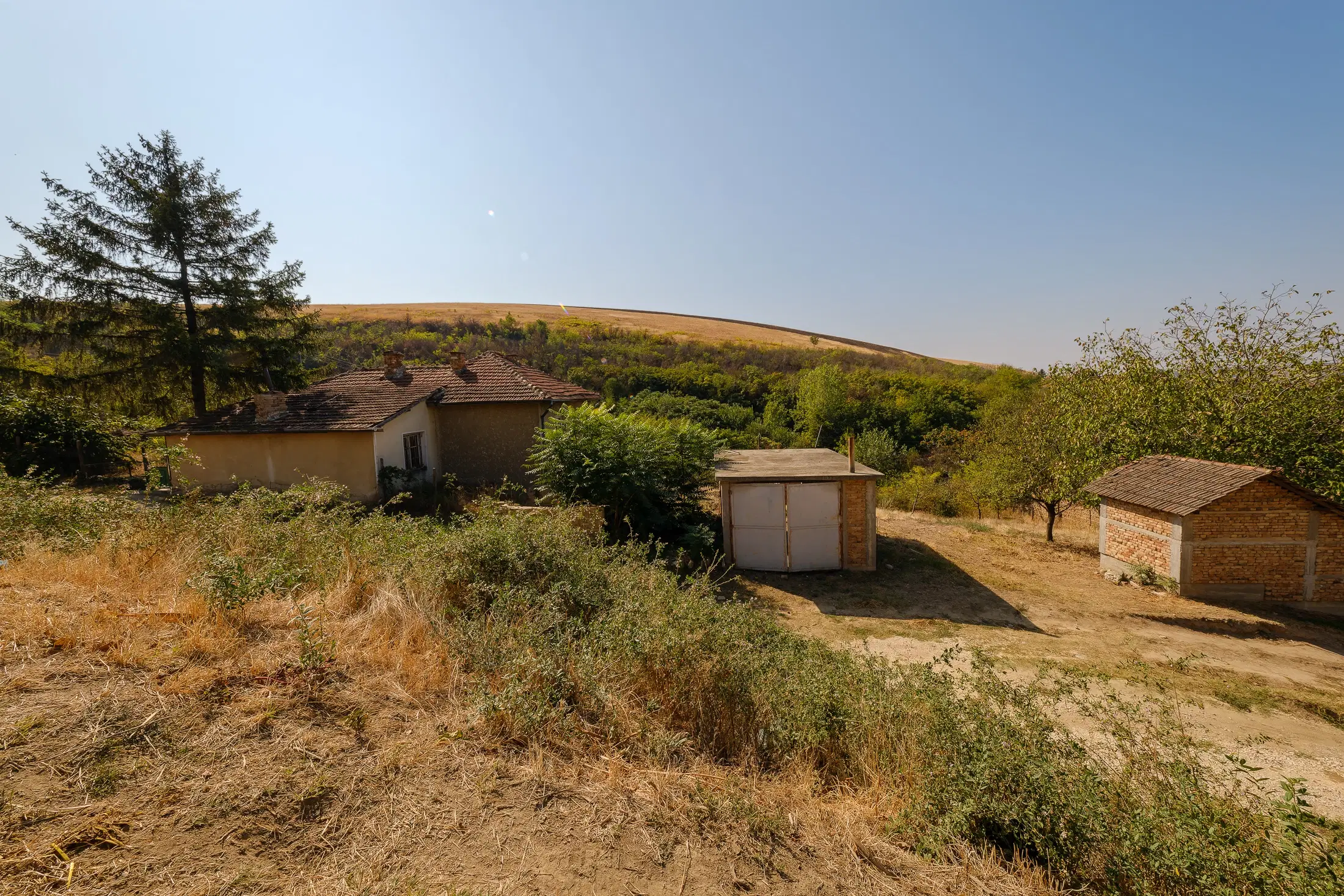 Hoofdhuis, bijgebouw & garage op een perceel van 1.552 m² - Ostrov - Bulgarije