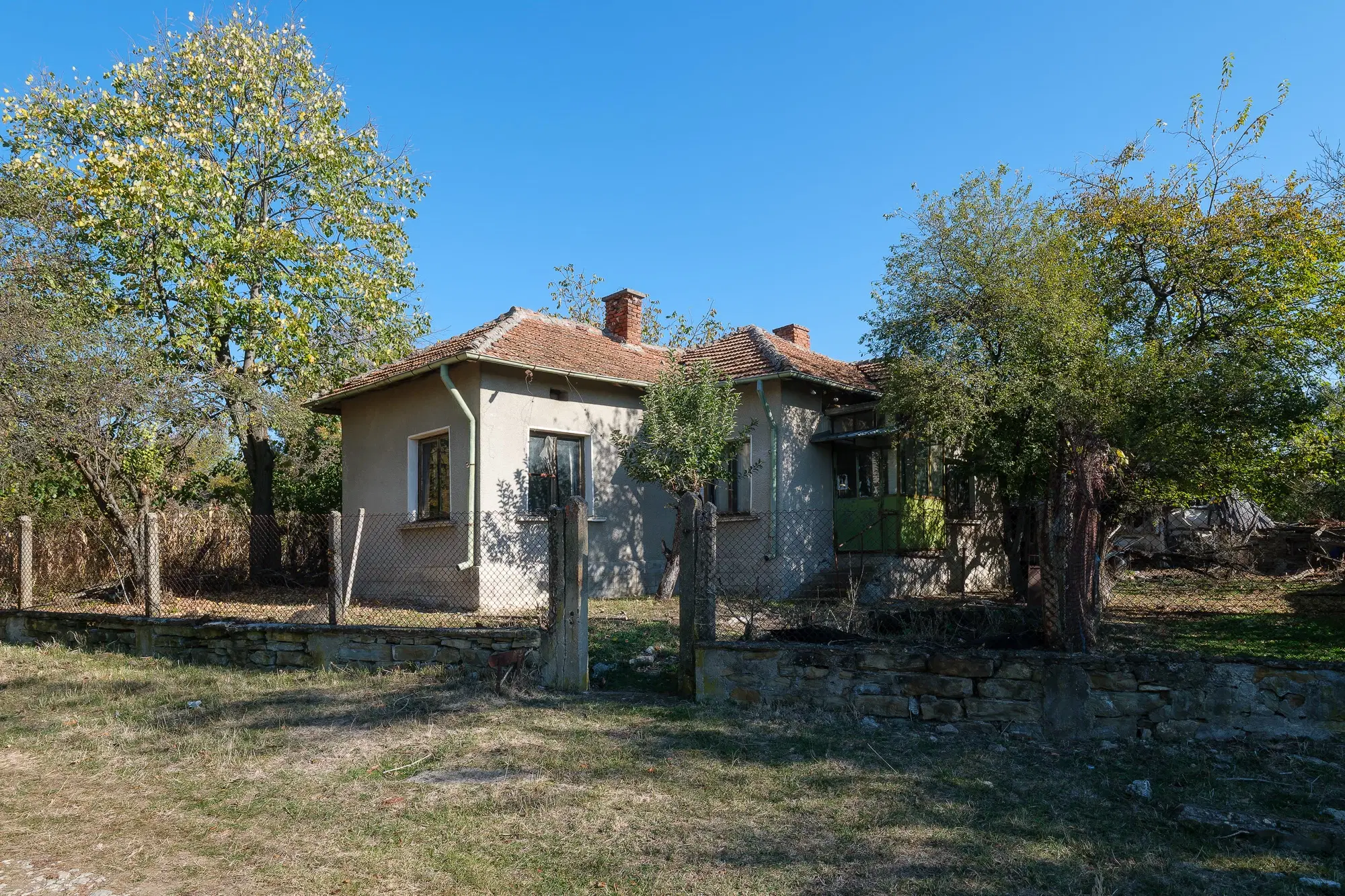 1.238 m² grond met klassiek Balkanhuis en bijgebouw - Izvor Mahala - Bulgarije