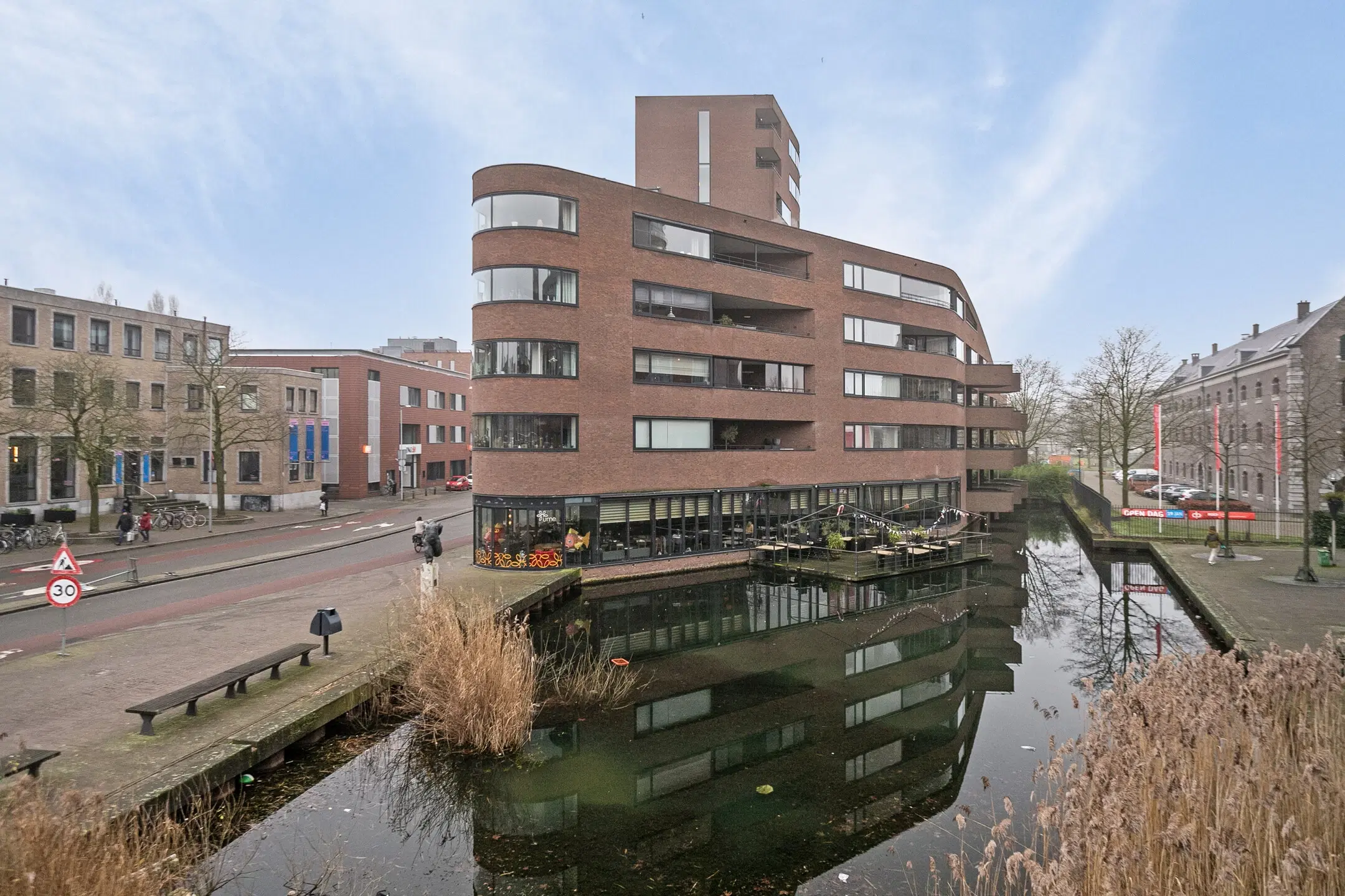 6 volautomatische parkeerplaatsen te Breda