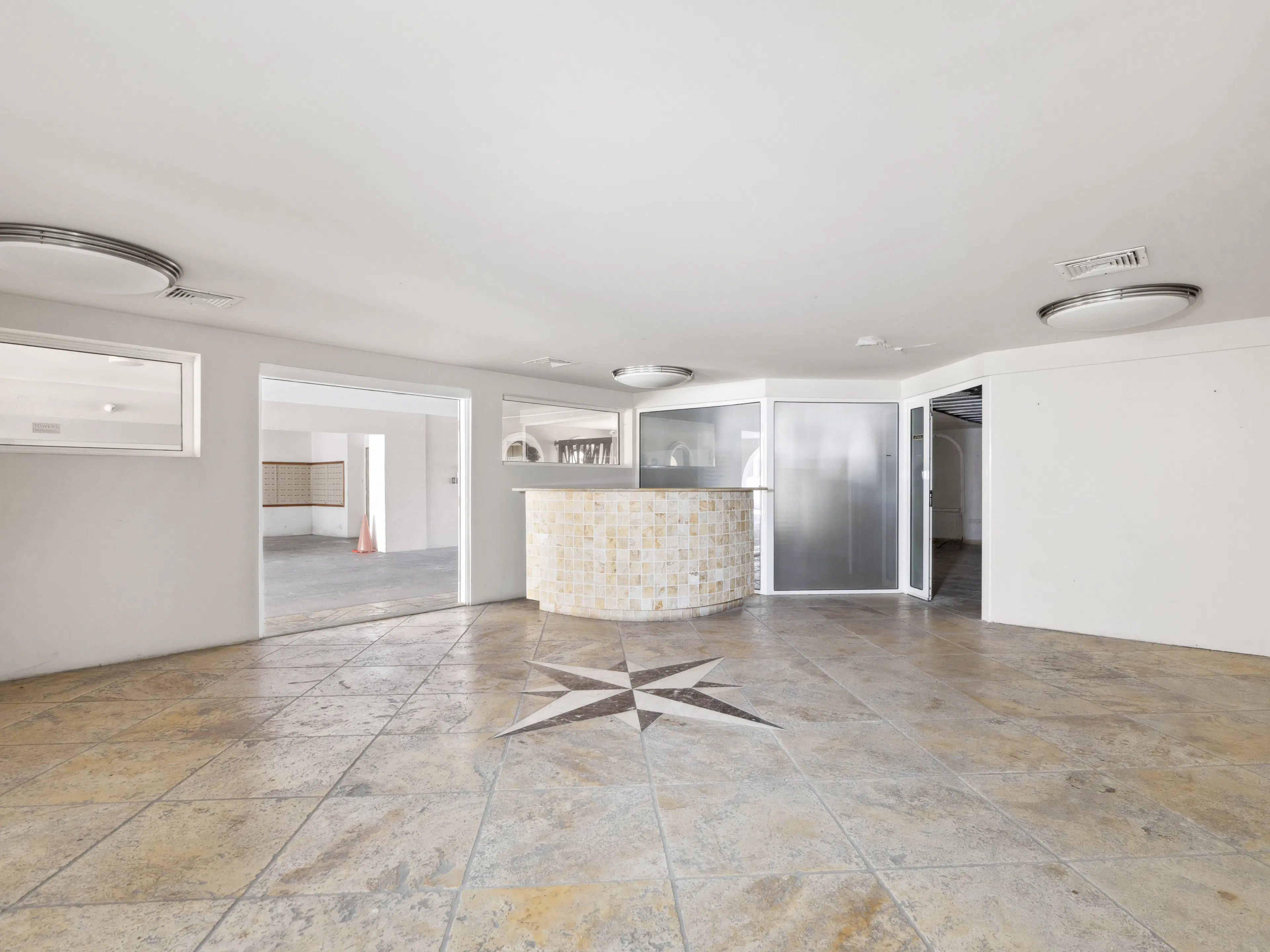 Lobby / Kantoor (A-3) gelegen in Tower Building van Rainbow Beach Club te Cupecoy (Sint Maarten)