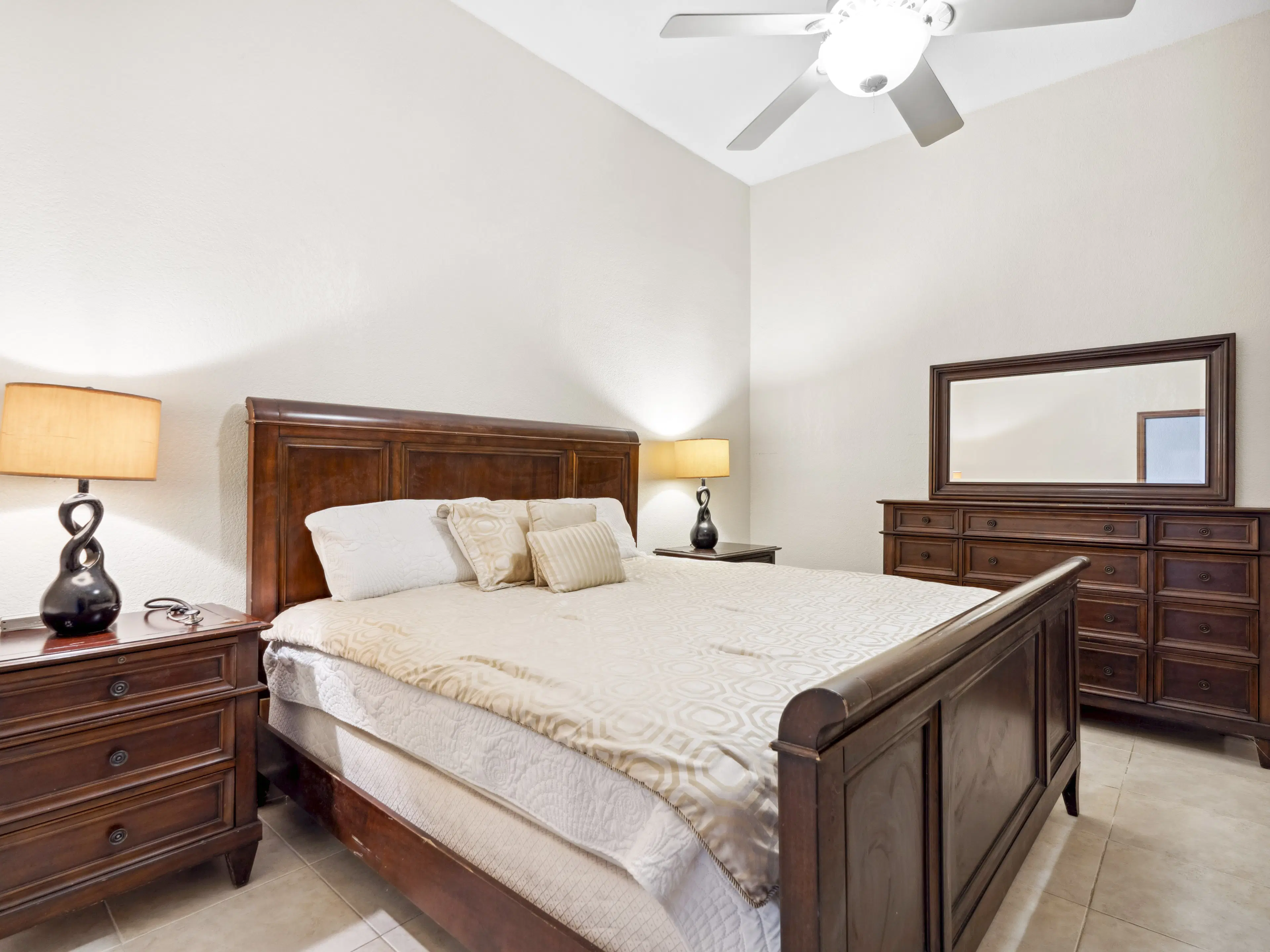 Apartment (G-17/A-24) gelegen in Tower Building van Rainbow Beach Club te Cupecoy (Sint Maarten)