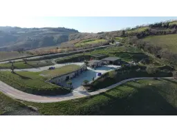 Boerderij in Cartoceto (PU) met kelder, olijfgaarden en land