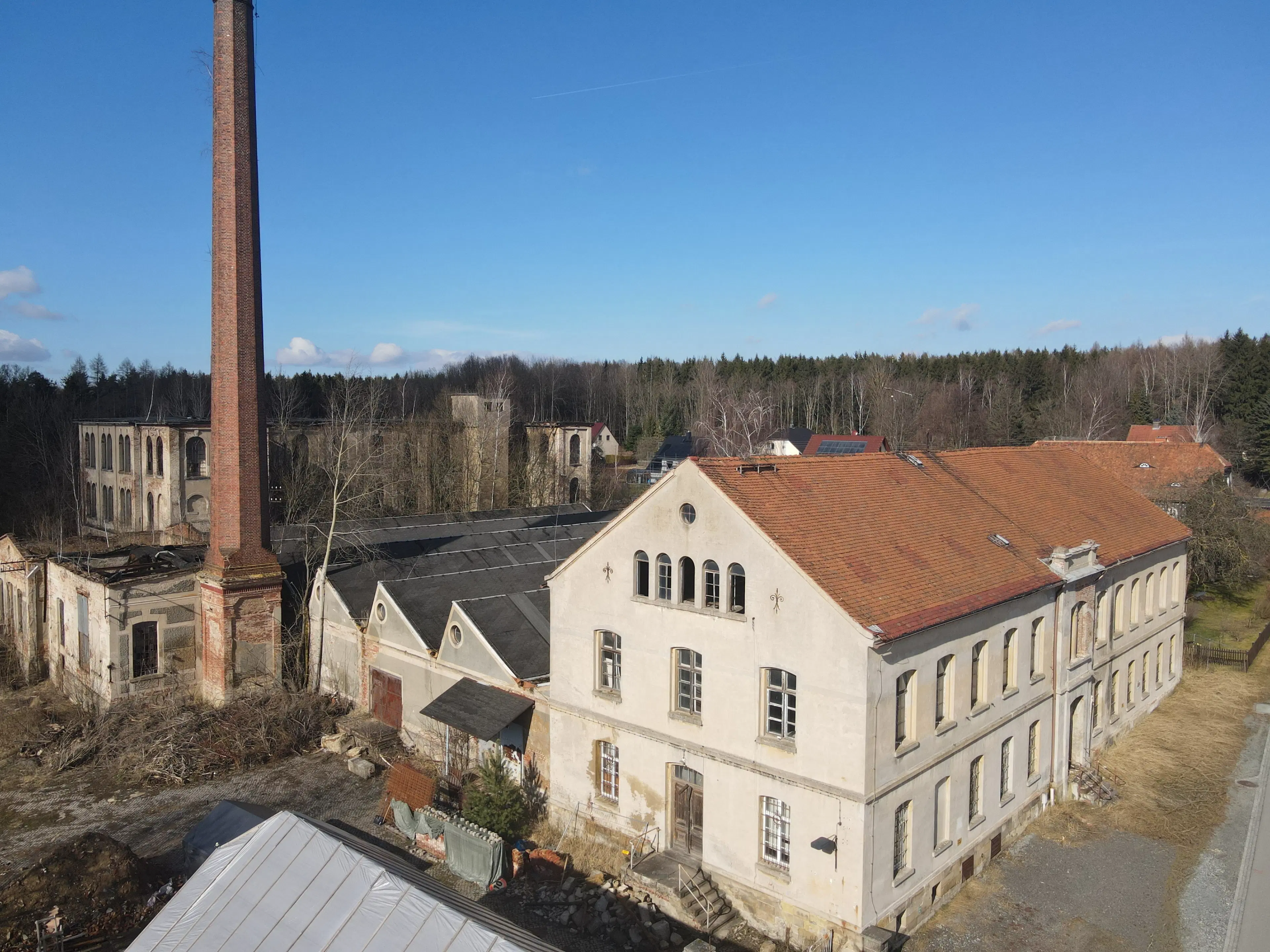 Voormalige textielfabriek op perceel van 5.493 m² in Walddorf - Duitsland