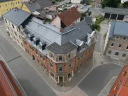 Woon- en werkhuis met 10 eenheden aan het marktplein