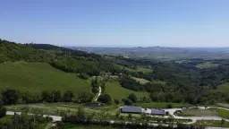 Boerderij in Cartoceto (PU) met kelder, olijfgaarden en land