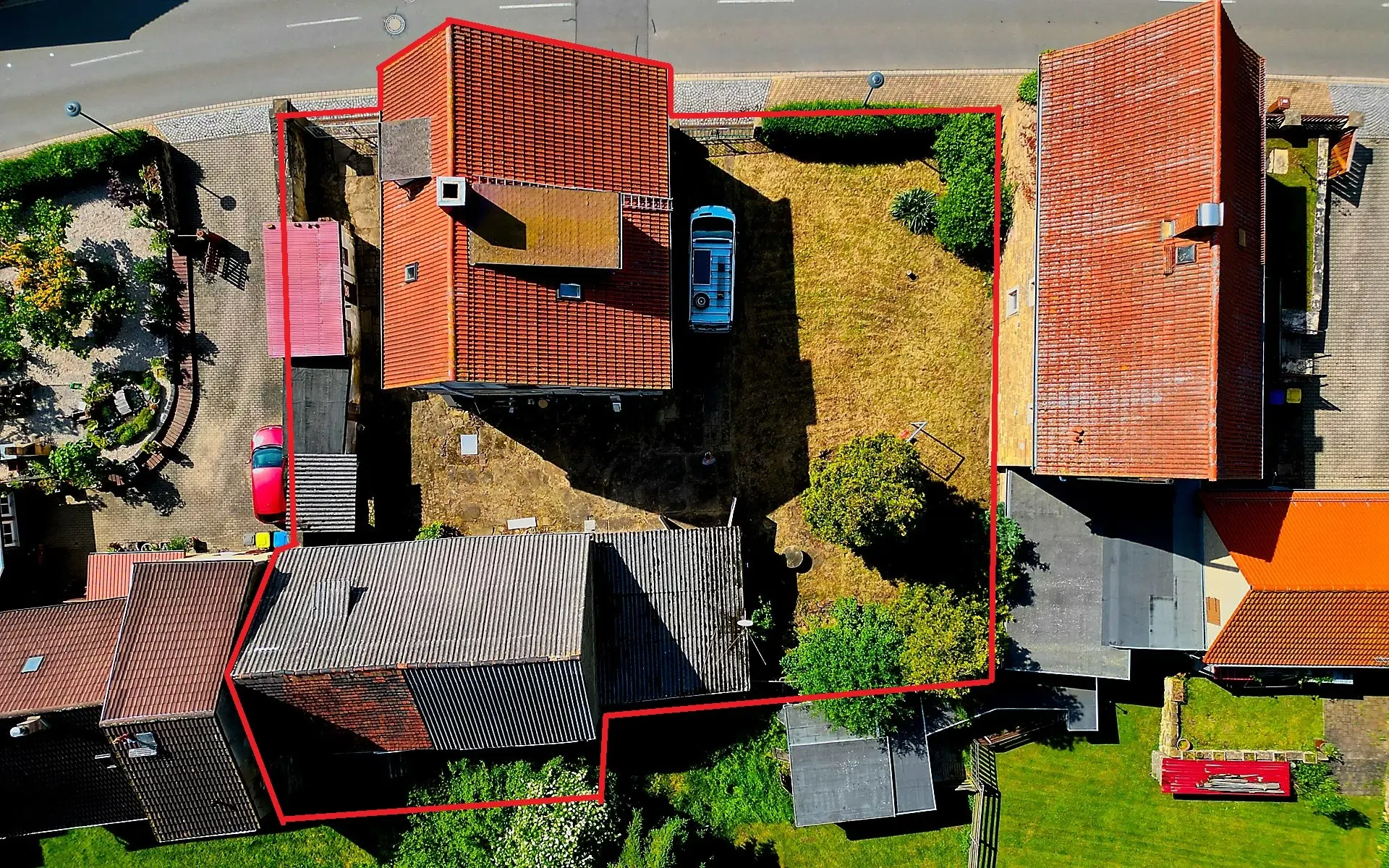 Beleggingspand met 3 appartementen, grote schuur en 2 garages in Droyßig - Duitsland