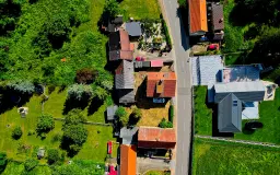 Beleggingspand met 3 appartementen, grote schuur en 2 garages in Droyßig - Duitsland