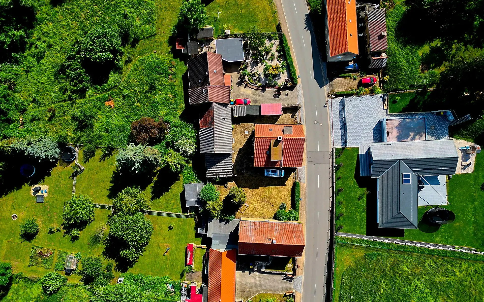 Beleggingspand met 3 appartementen, grote schuur en 2 garages in Droyßig - Duitsland