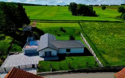 Beleggingspand met 3 appartementen, grote schuur en 2 garages in Droyßig - Duitsland