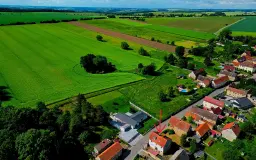 Beleggingspand met 3 appartementen, grote schuur en 2 garages in Droyßig - Duitsland